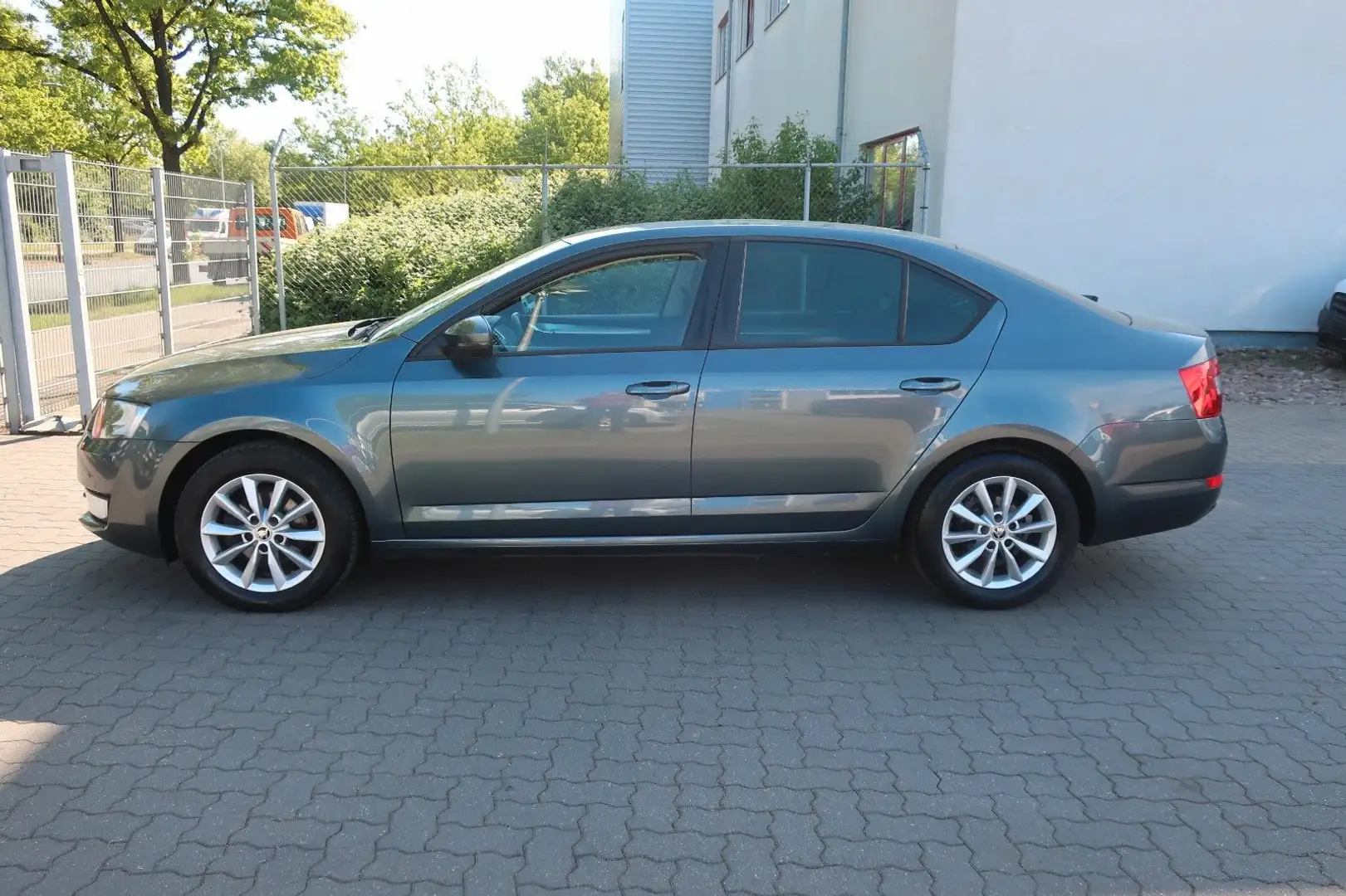 Skoda Octavia Lim. Style Klima Automatik Grau - 2
