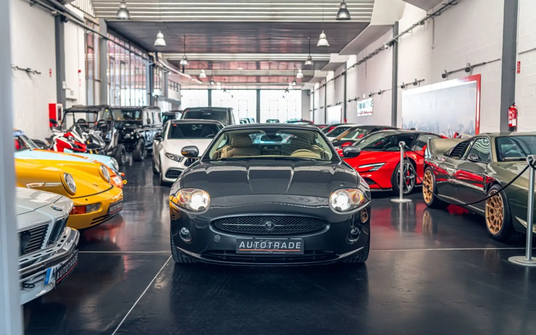 Jaguar XK Coupé 4.2L V8 Aut. Gris - 2