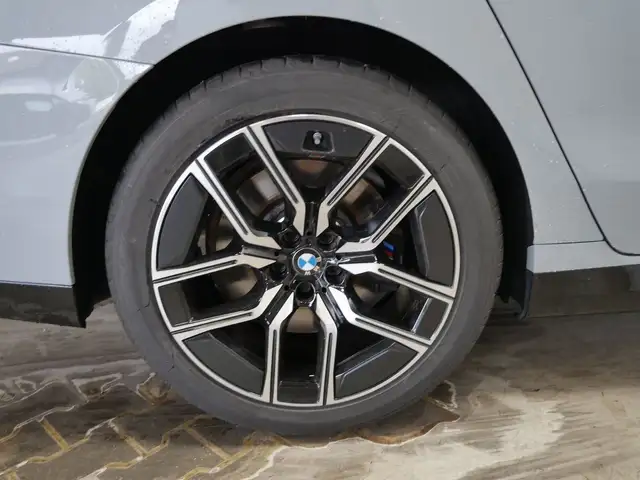 BMW 7 Series view 11