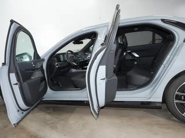 BMW 7 Series view 6