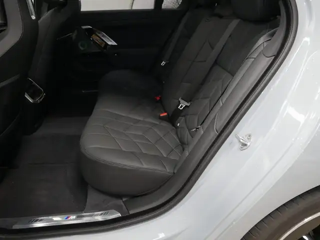 BMW 7 Series view 8