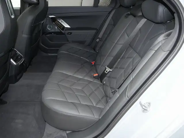BMW 7 Series view 7