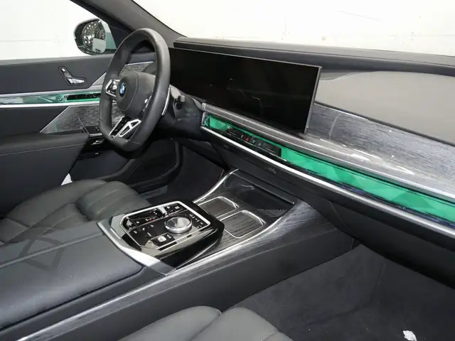 BMW 7 Series view 4