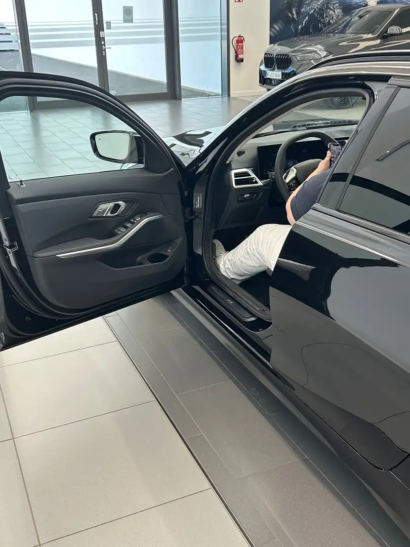 BMW 318 318i Touring Aut. Schwarz - 2