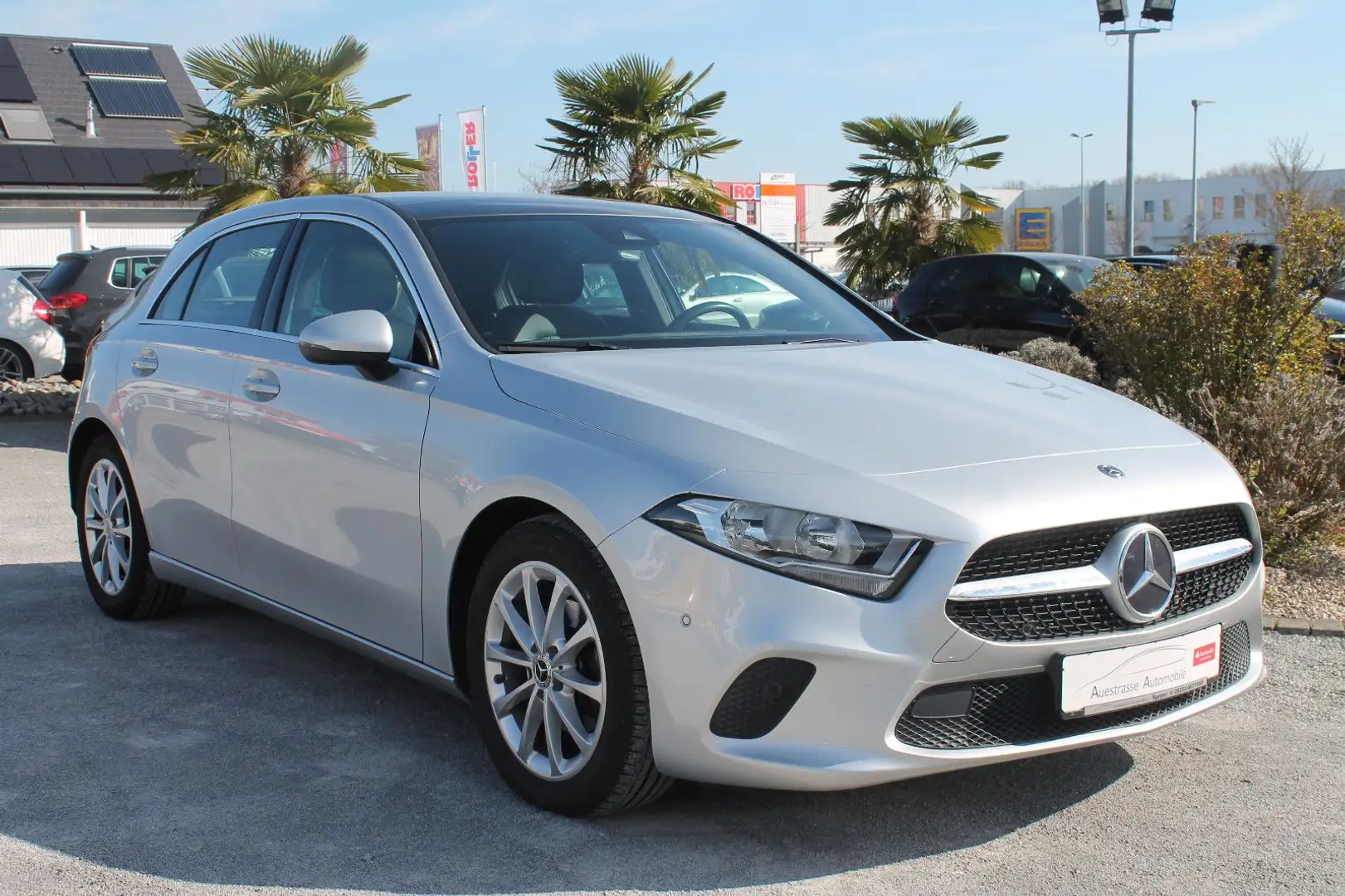 Mercedes-Benz A 180 A-Klasse Automatik, Navi, MBUX, Panoramadach Silber - 1