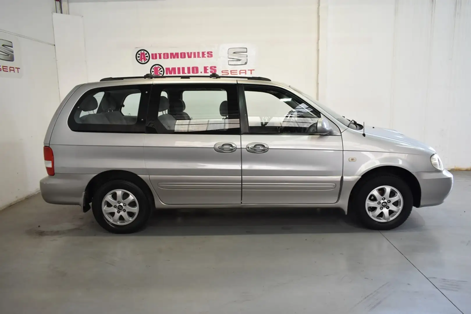 Kia Carnival 2.9CRDI LX Plateado - 2