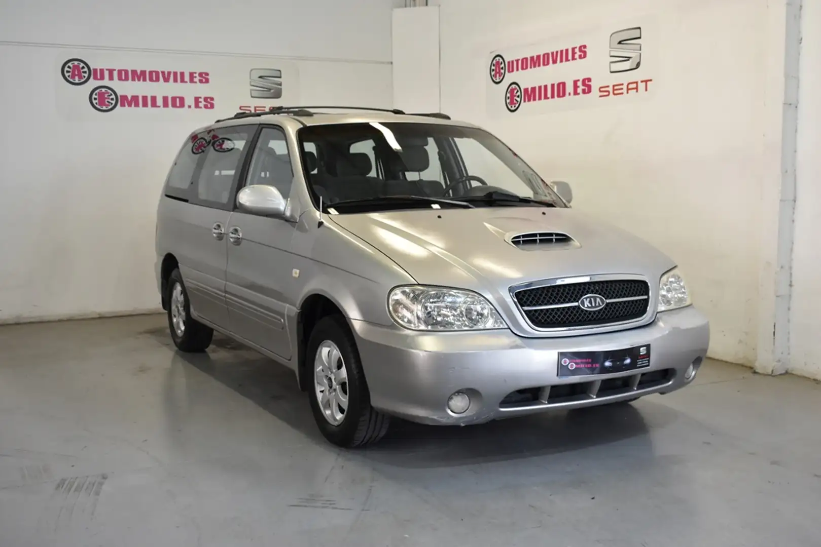 Kia Carnival 2.9CRDI LX Plateado - 1