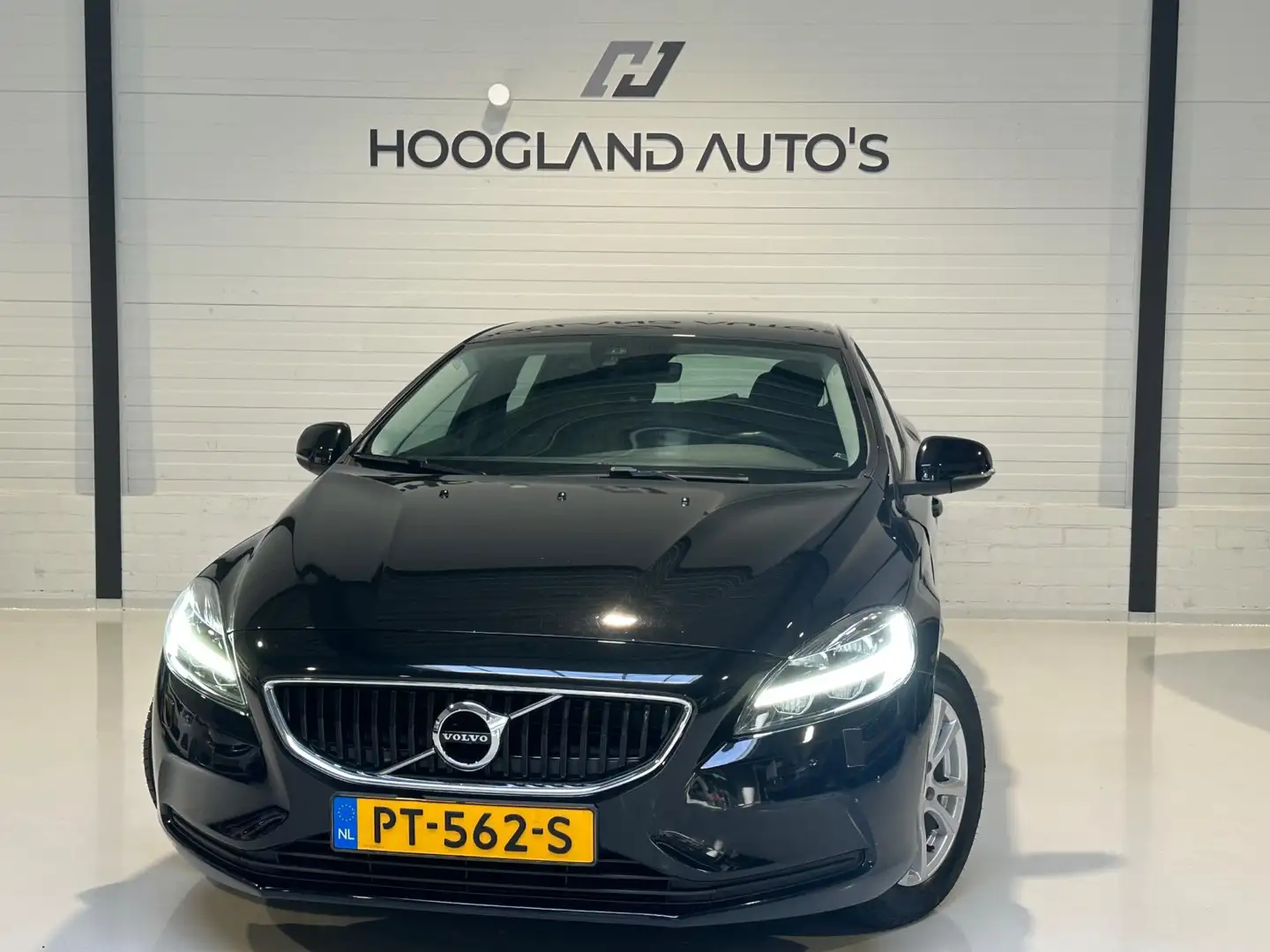 Volvo V40 2.0 T2 Nordic+ 2017 Zwart Noir - 2
