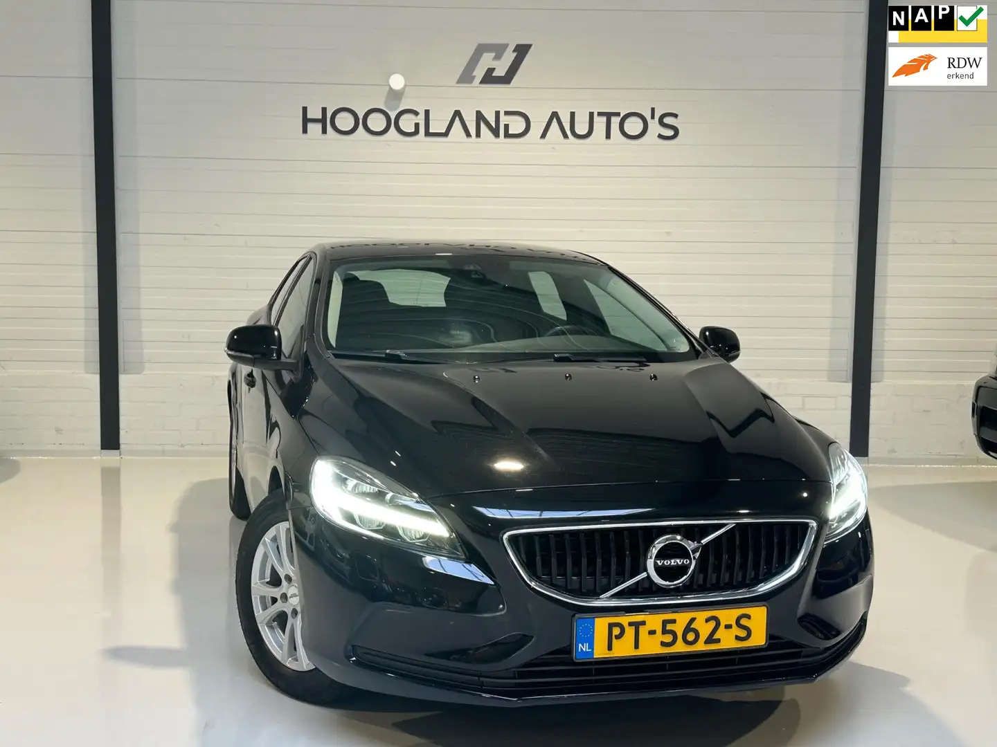 Volvo V40 2.0 T2 Nordic+ 2017 Zwart Noir - 1