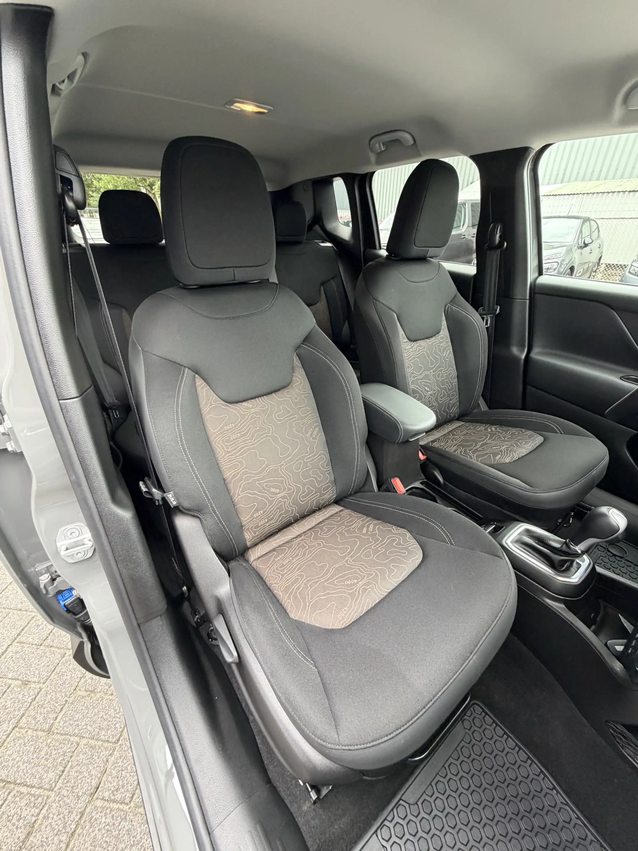 Jeep Renegade 4xe 240 Plug-in Hybrid Electric Trailhawk (Navigat — photo 11