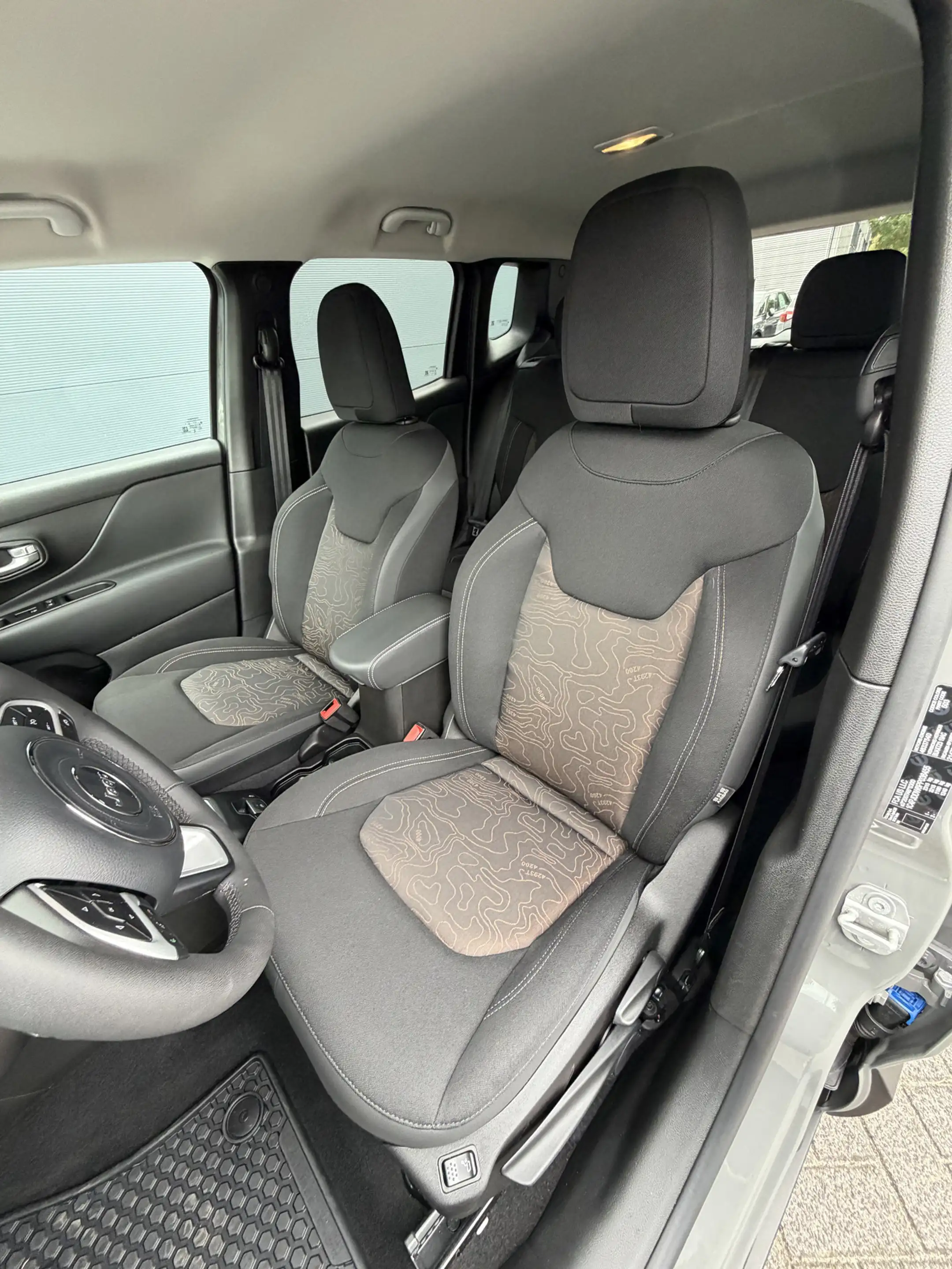 Jeep Renegade 4xe 240 Plug-in Hybrid Electric Trailhawk (Navigat — photo 12