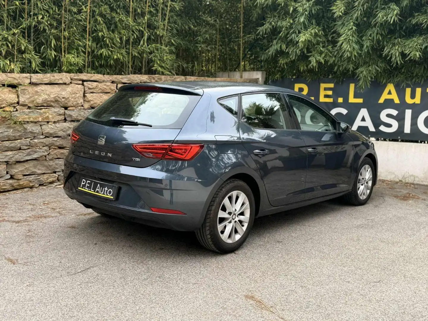 SEAT Leon 1.5 TGI 130 DSG7 Style essence/gpl Gris - 2