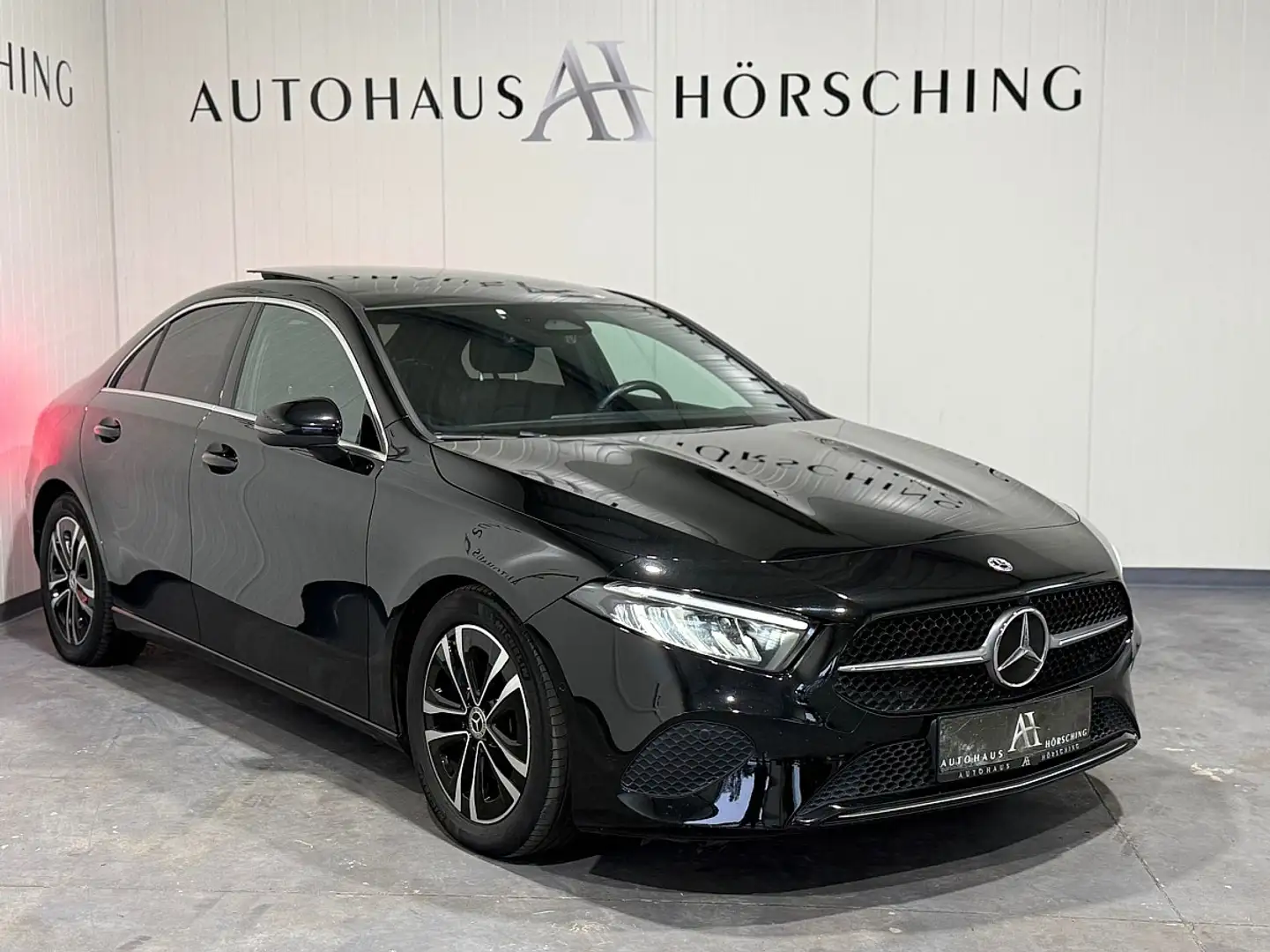 Mercedes-Benz A 180 Limousine Aut.//Panoramadach//Sitzheizung// Schwarz - 1