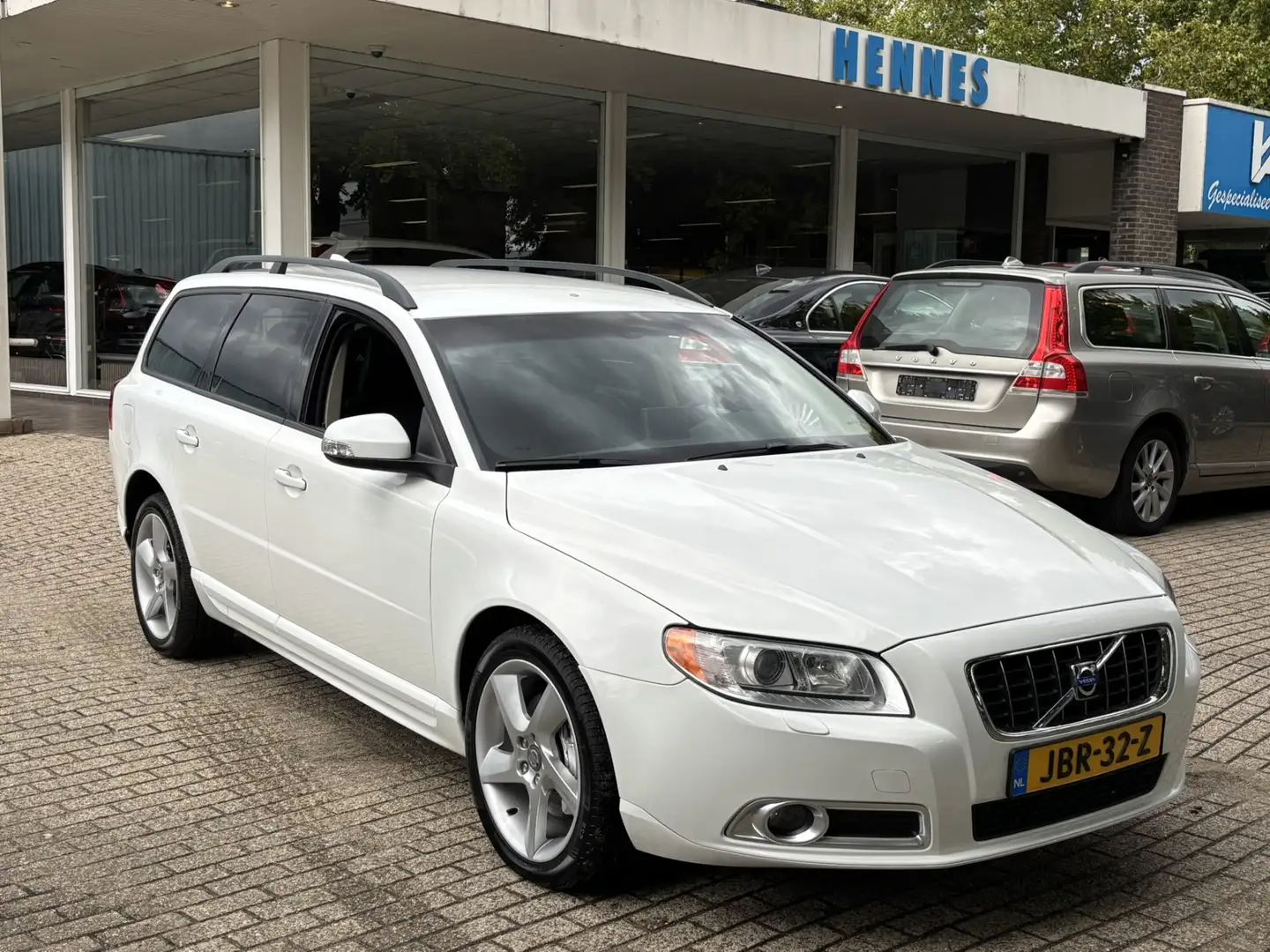 Volvo V70 3.2 238pk Momentum Leder Xenon BTW voordeel €1000, Blanc - 1