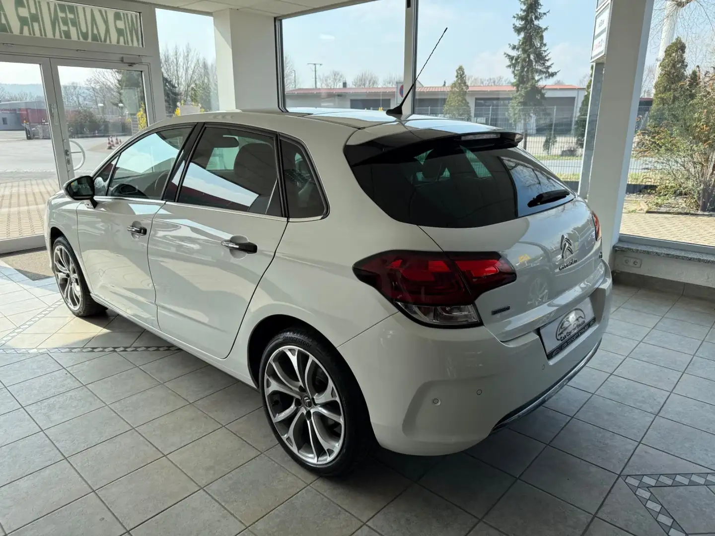 Citroen C4 Lim. Shine Weiß - 2