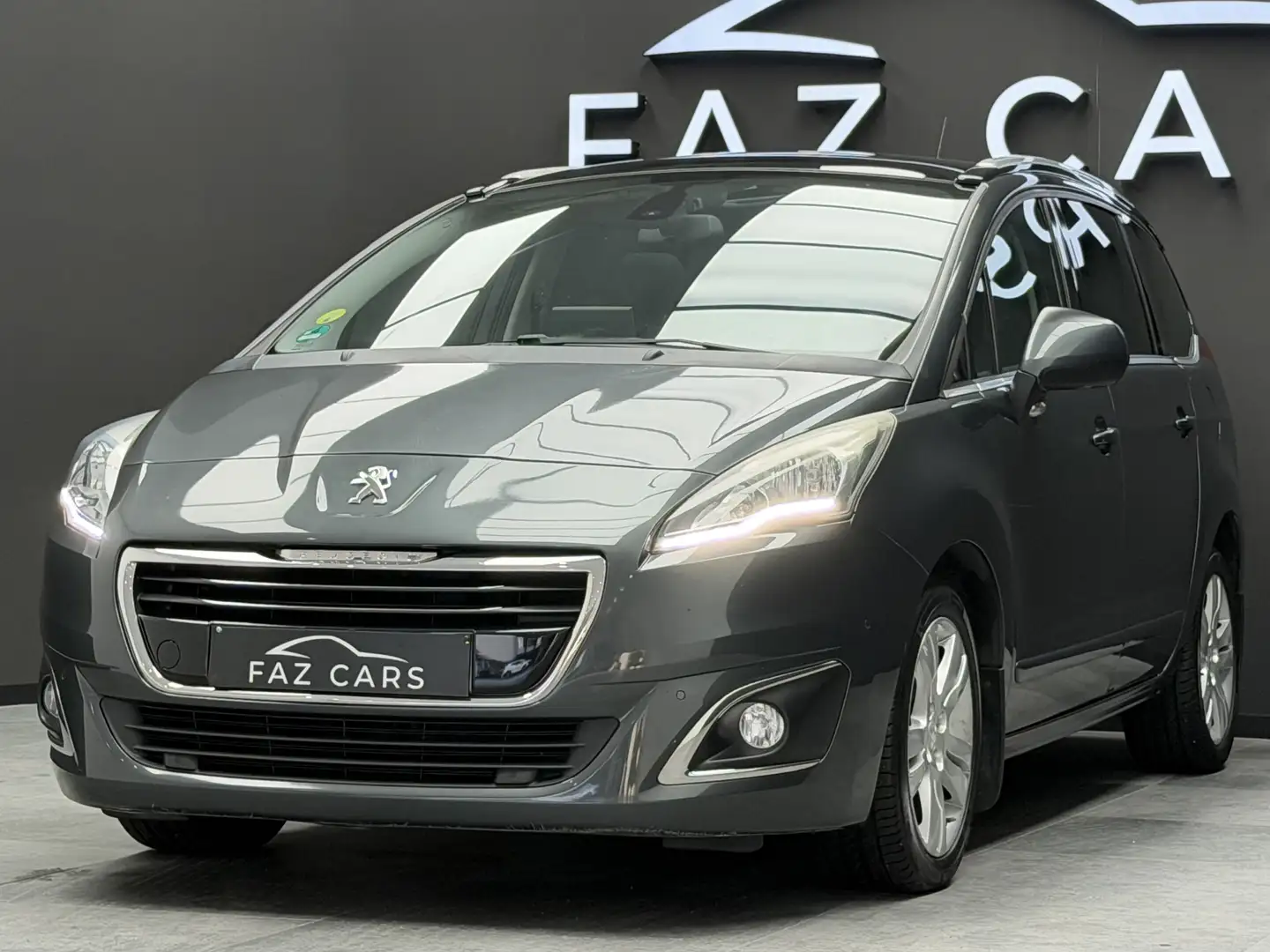 Peugeot 5008 2.0 HDi Allure *1ER PROP + T.PANO + LED + JANTES* Gris - 2