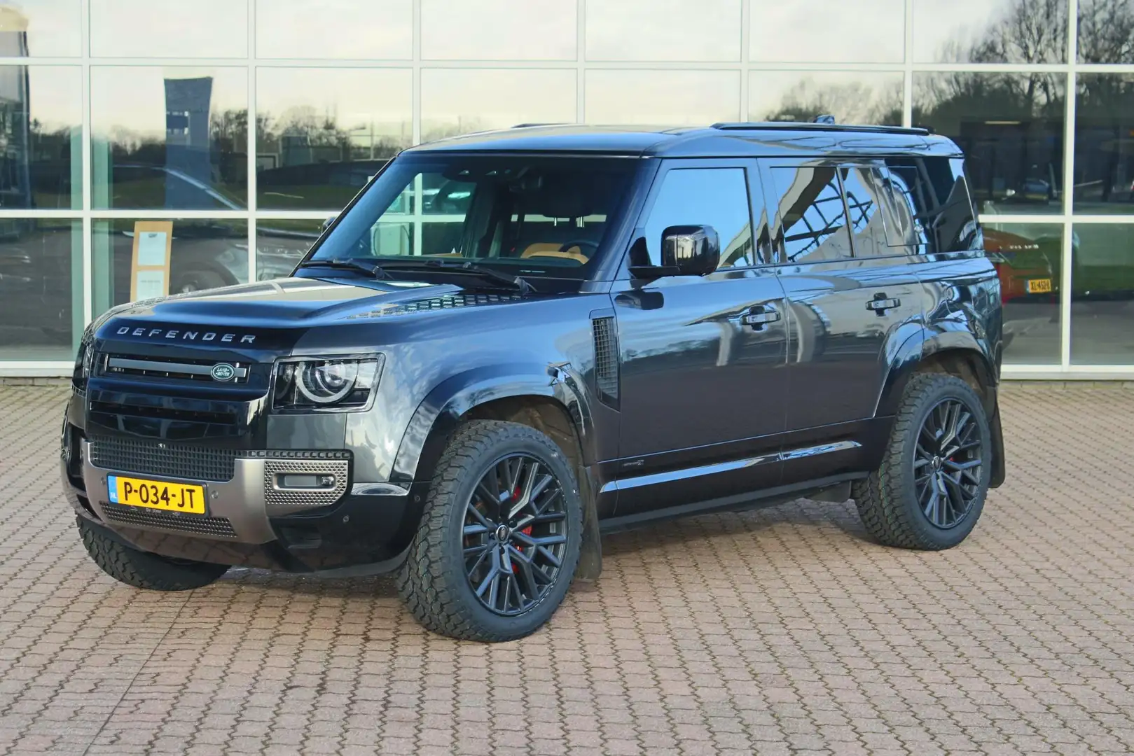 Land Rover Defender 2.0 P400e 110 X Pano | Head-Up | 22 Inch | Stoelko Grijs - 2