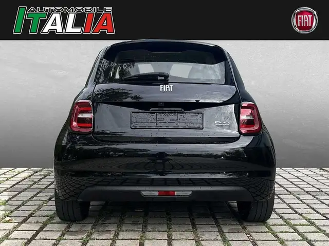 Fiat 500e view 4