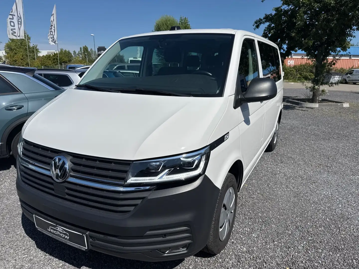 Volkswagen T6.1 Transporter 2.0 TDI 8 Sitze Navi Sitzh Ahzv Standh. Weiß - 1