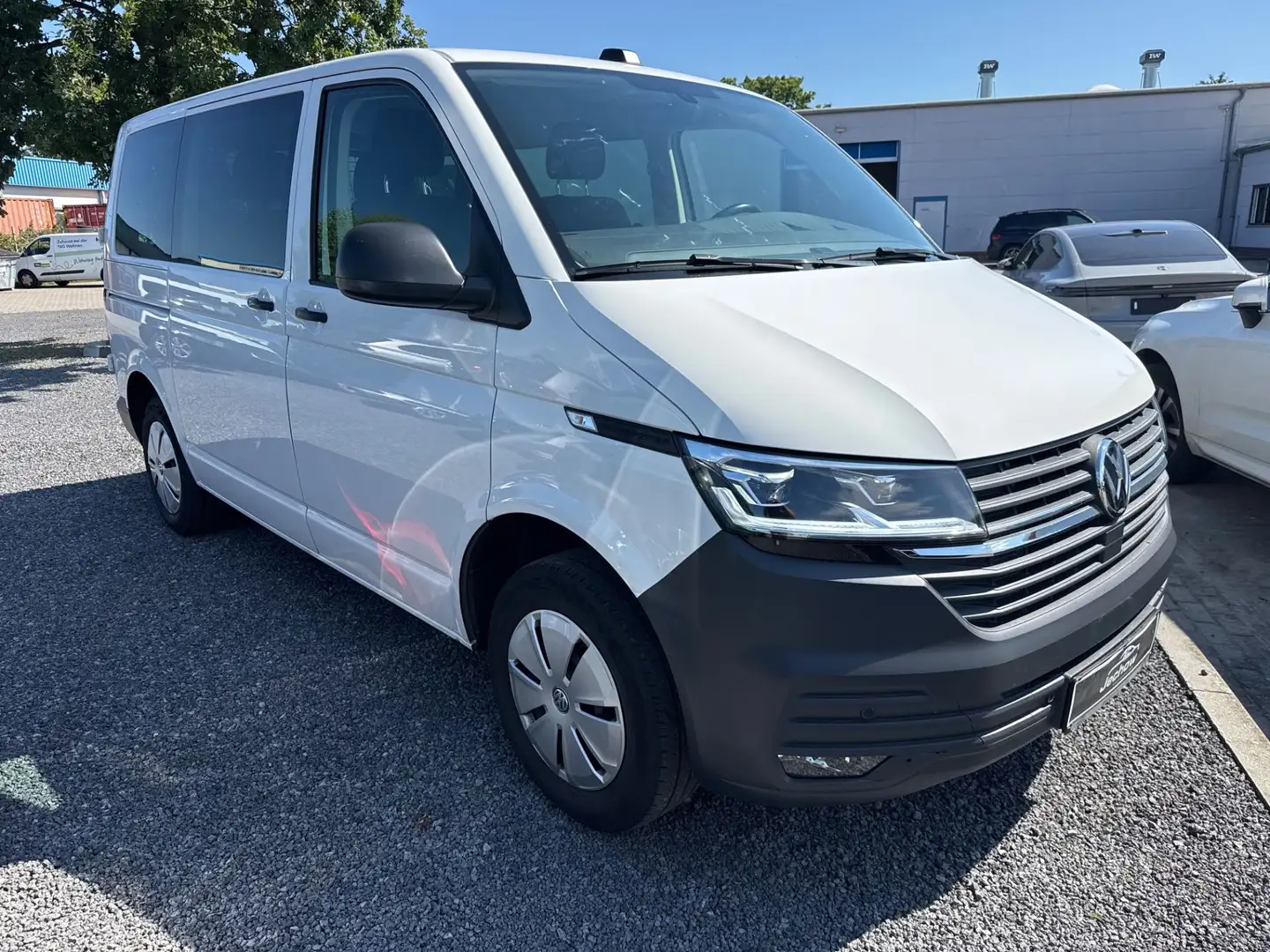 Volkswagen T6.1 Transporter 2.0 TDI 8 Sitze Navi Sitzh Ahzv Standh. Weiß - 2