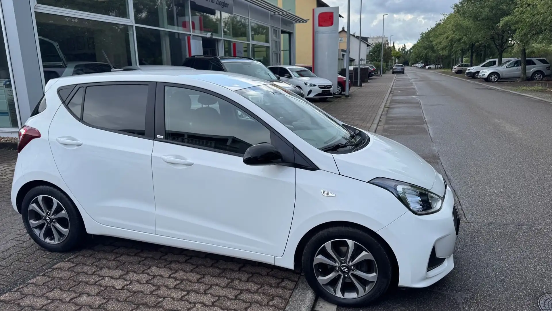 Hyundai i10 1.2 YES! Finanzierung Garantie Weiß - 1