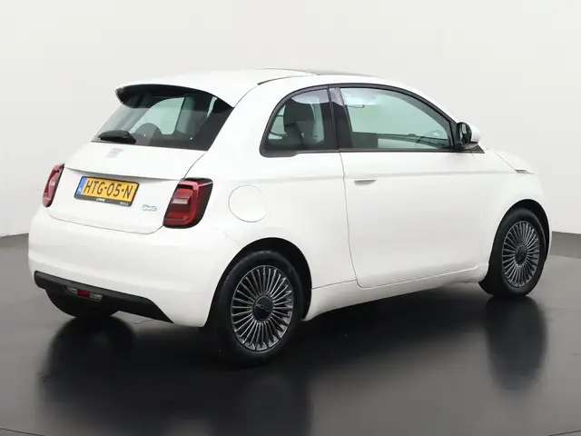 Fiat 500e view 4