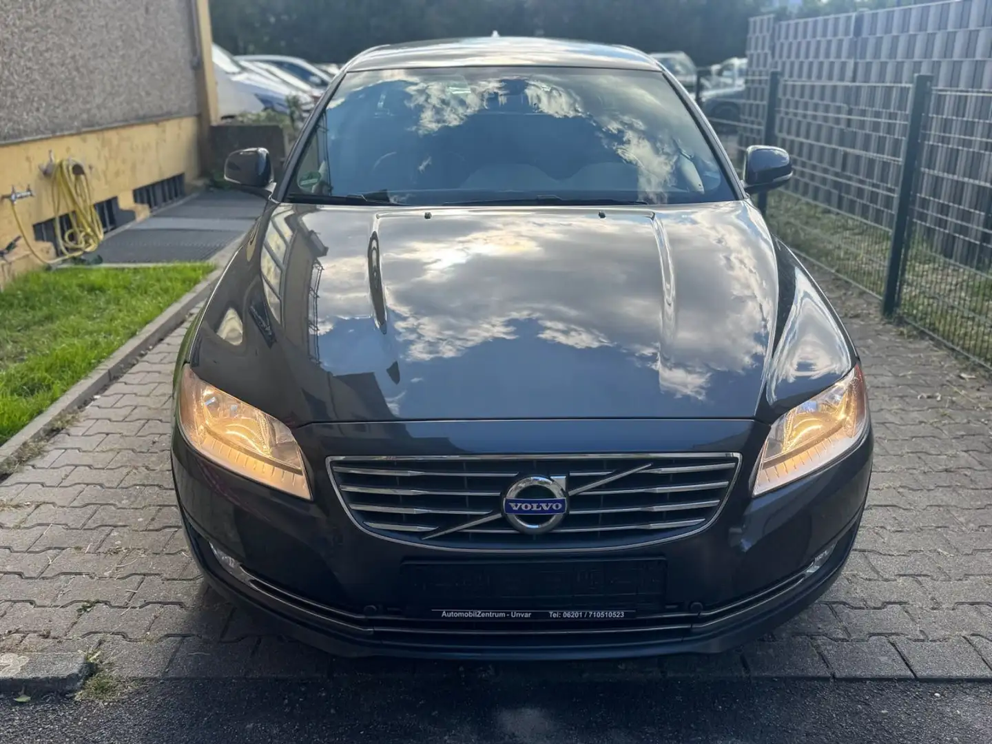 Volvo V70 Kombi Momentum 2.0 D4 |2.HAND|EUR6| Grau - 2