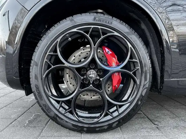 Alfa Romeo Stelvio view 10