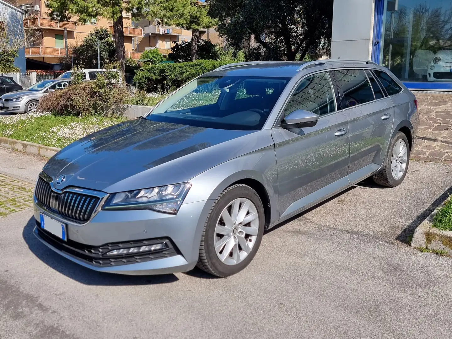 Skoda Superb Wagon 2.0 tdi evo Executive 150cv dsg Срібний - 1