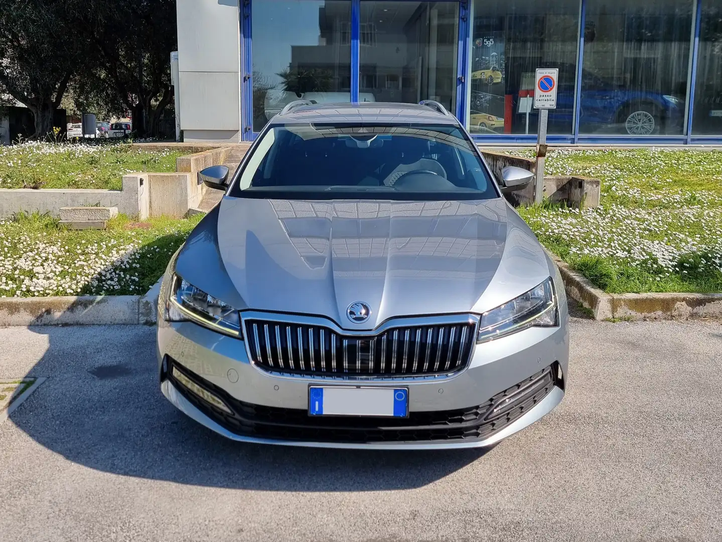 Skoda Superb Wagon 2.0 tdi evo Executive 150cv dsg Срібний - 2