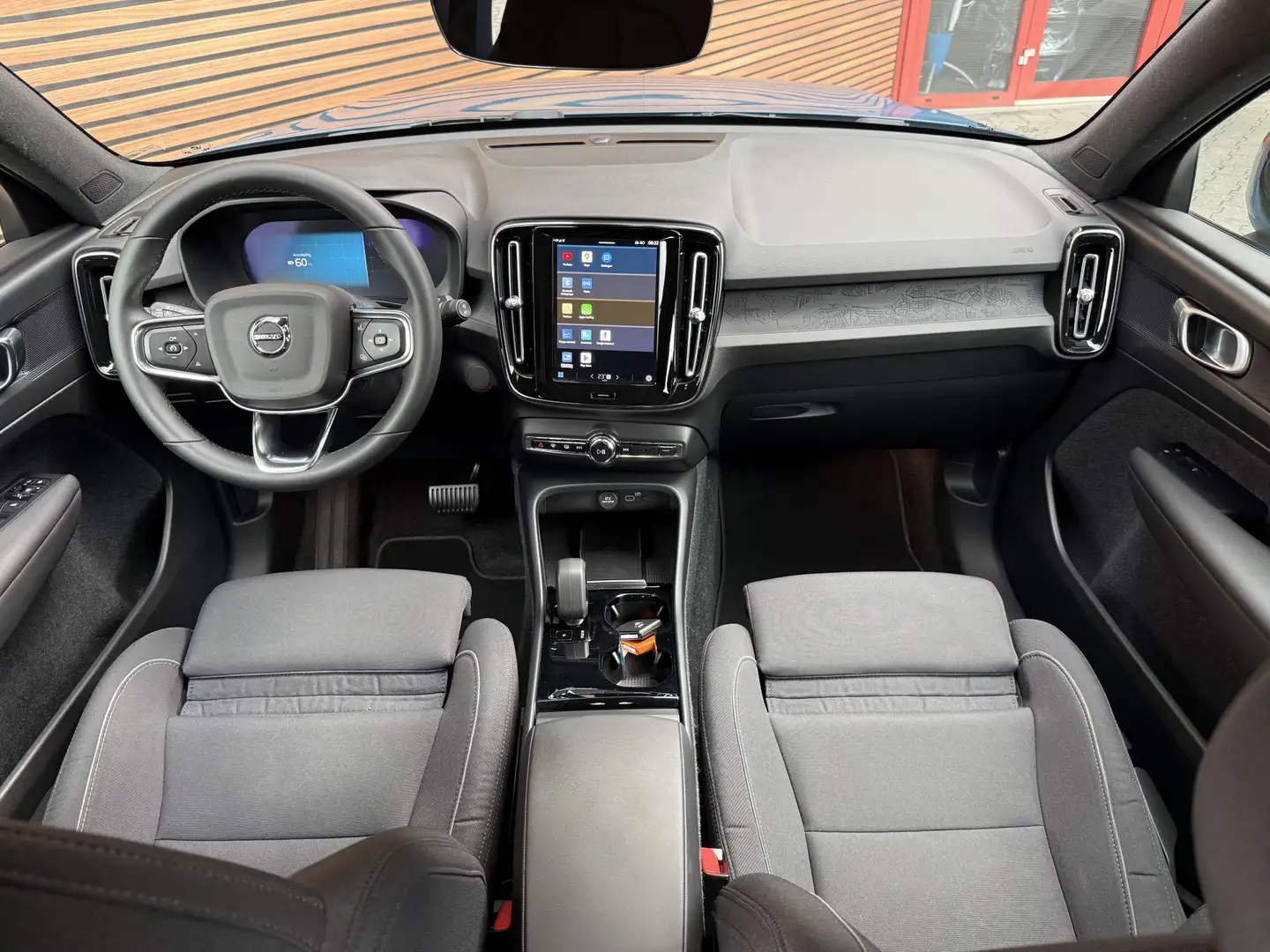 Volvo XC40 Recharge Core 70 kWh Navi / Camera / Clima / All s Blauw - 2