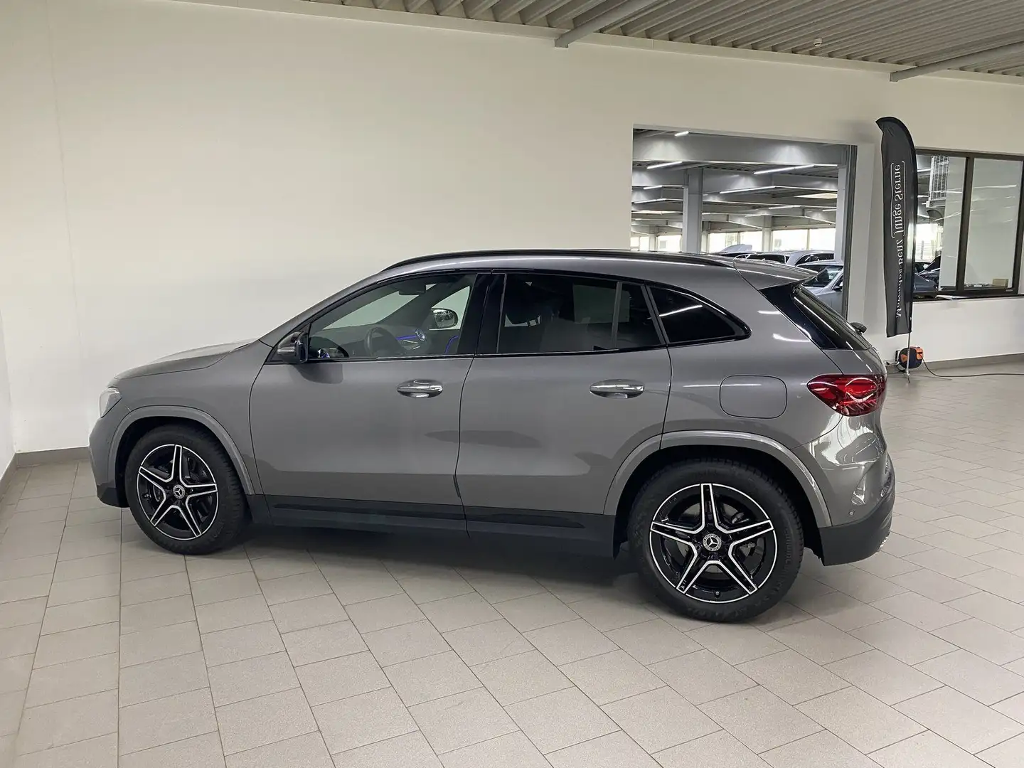 Mercedes-Benz GLA 250 AMG+NIGHT+PANO+19"AMG+KEY+KAM+TOTWINKEL Grau - 2