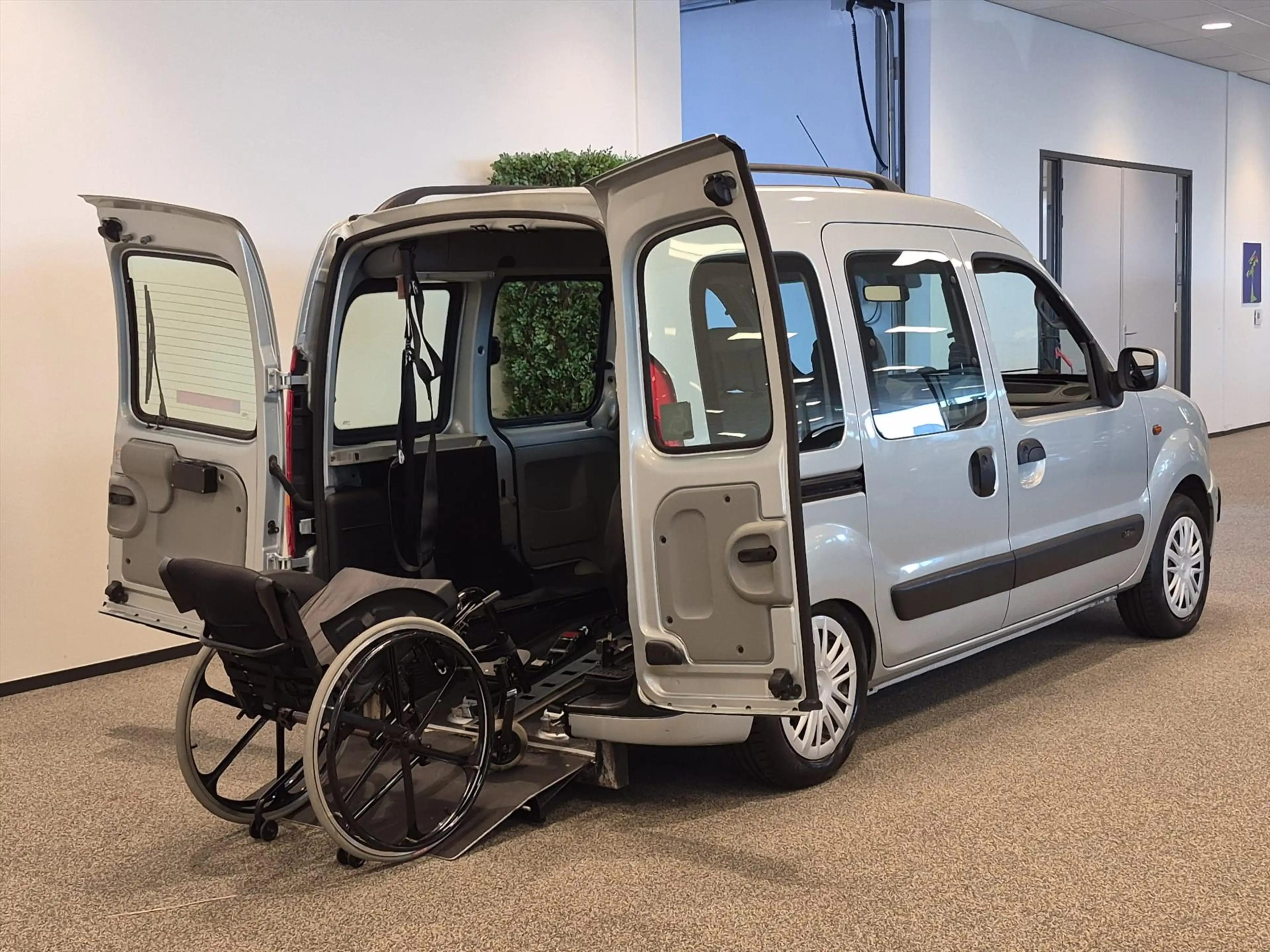 Renault Kangoo Rolstoelauto 3+1 — photo 14