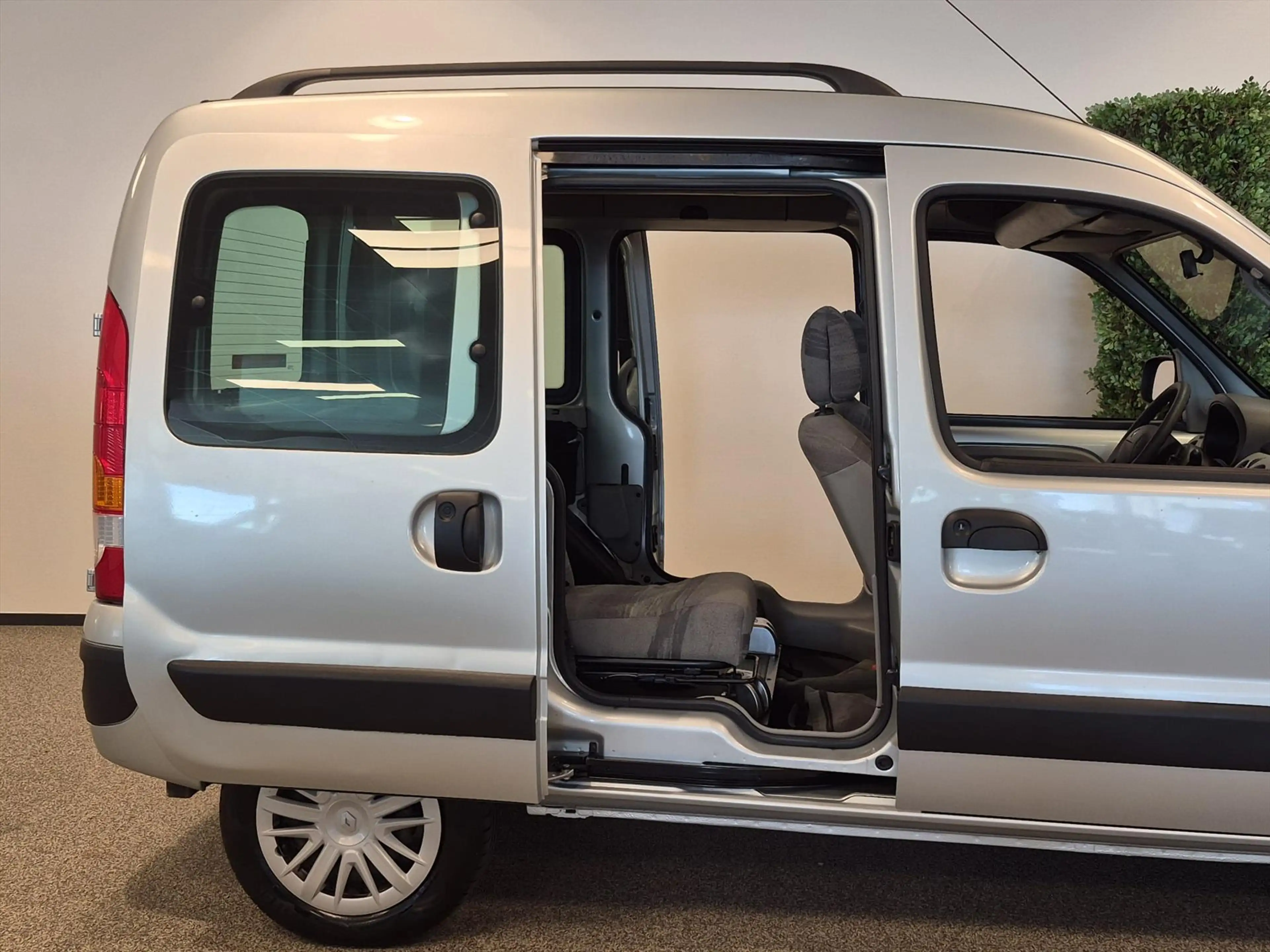 Renault Kangoo Rolstoelauto 3+1 — photo 15