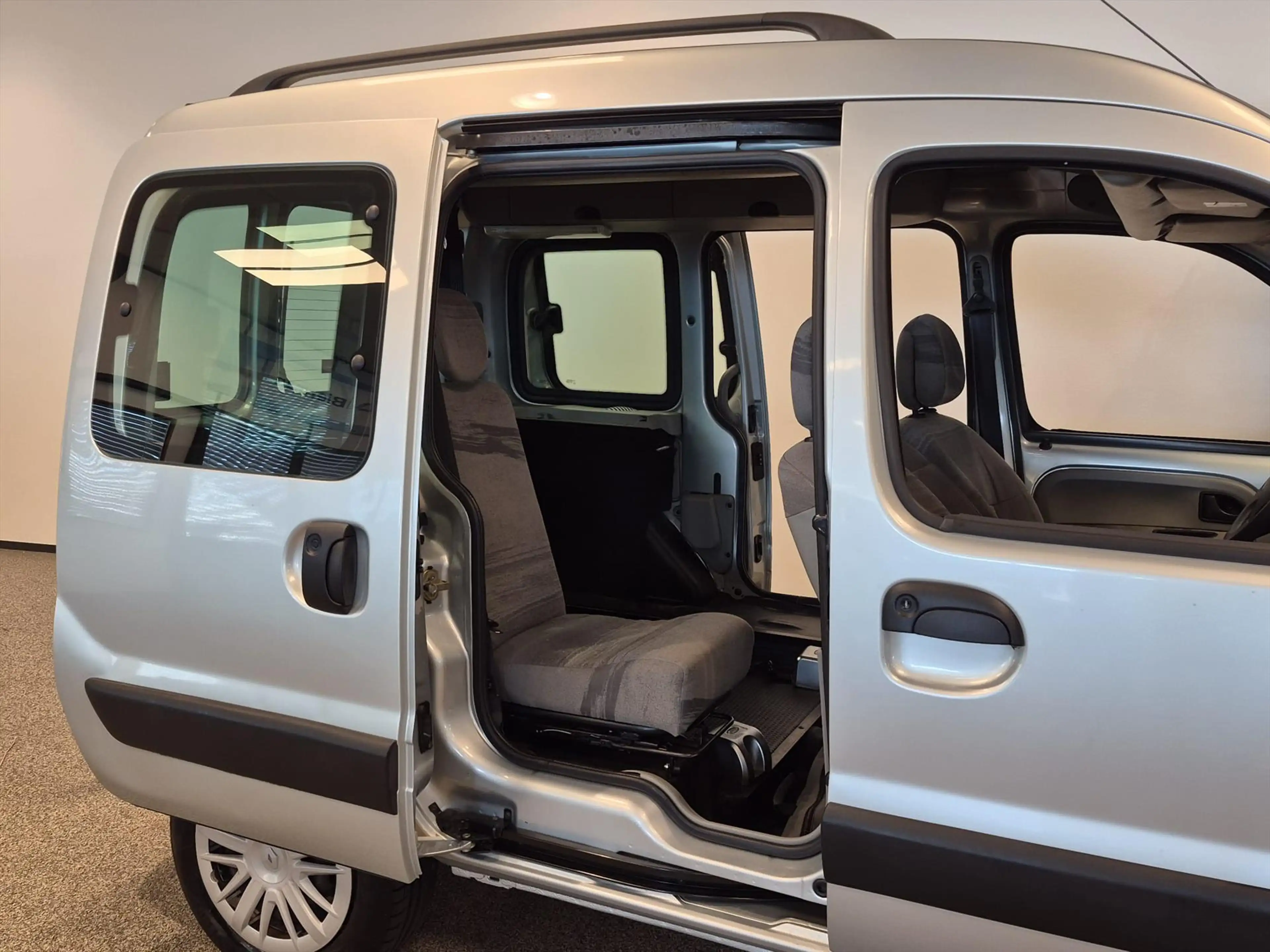 Renault Kangoo Rolstoelauto 3+1 — photo 16