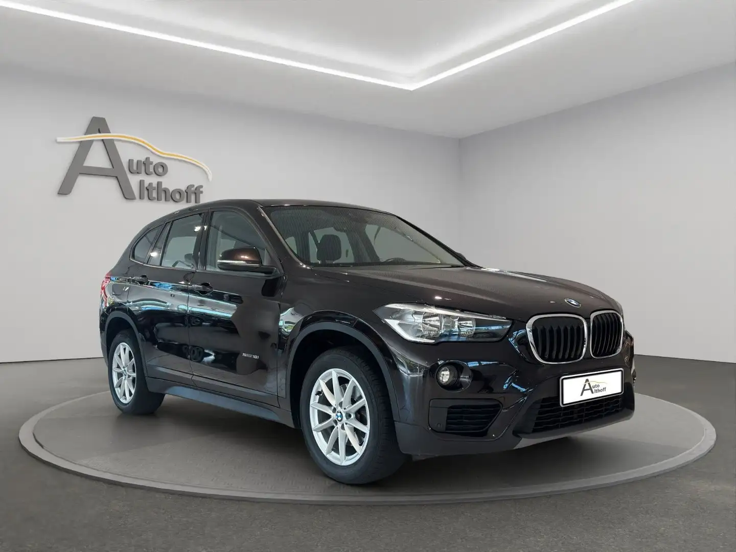 BMW X1 sDrive18i AUTOMATIK NAVI PARK PDC TEMP SHZ Braun - 1