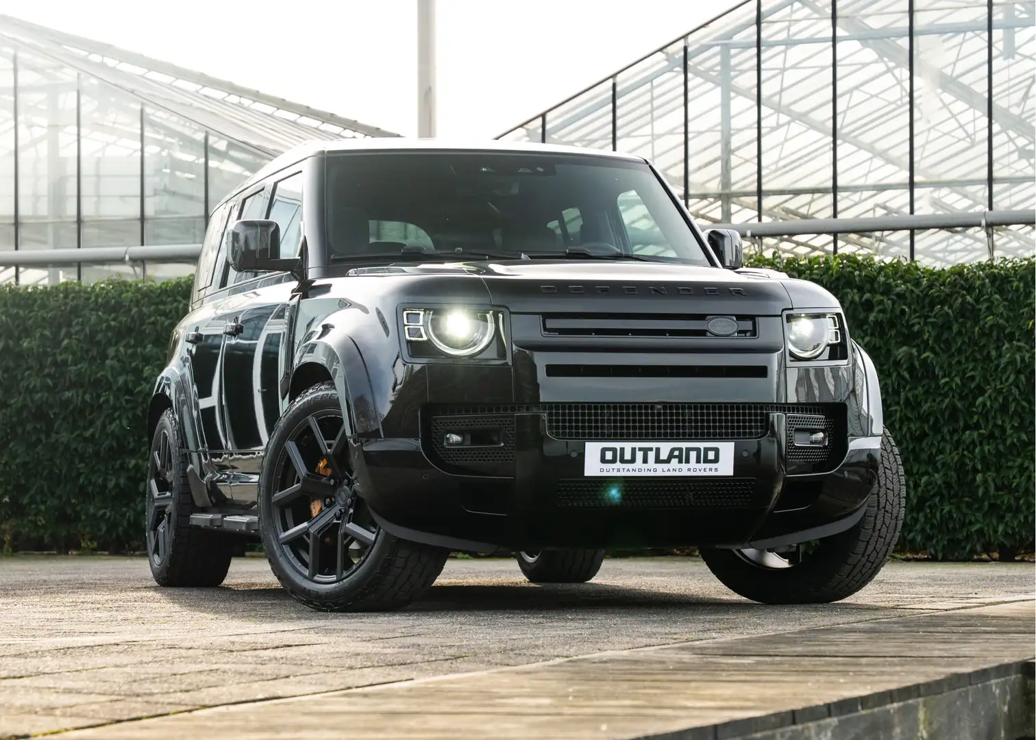 Land Rover Defender 110 P300e 110 X-Dynamic HSE " Outland Edition " | Noir - 2