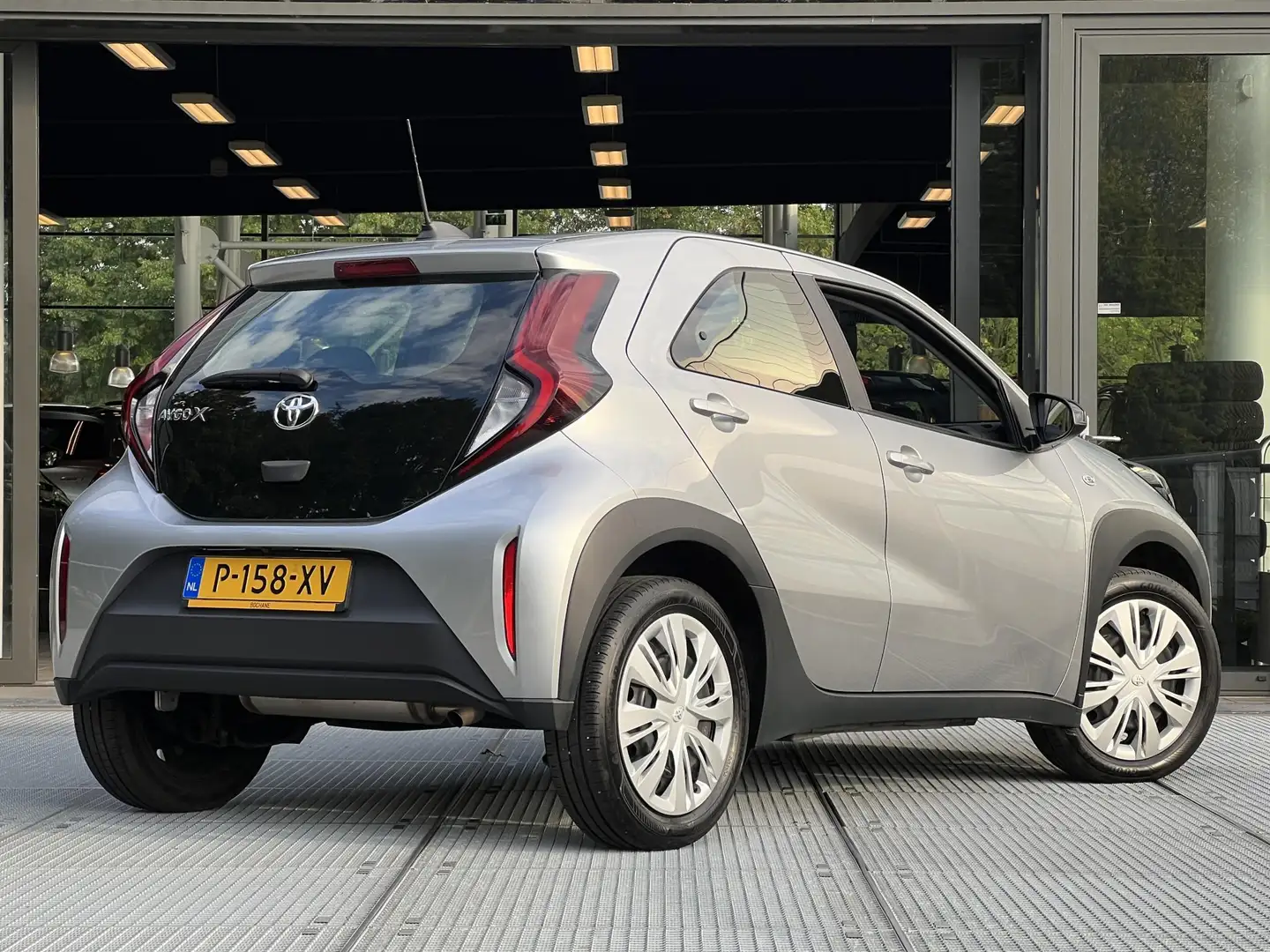 Toyota Aygo X 1.0 VVT-i MT Play | Carplay | Adaptieve Cruise Con Grau - 2