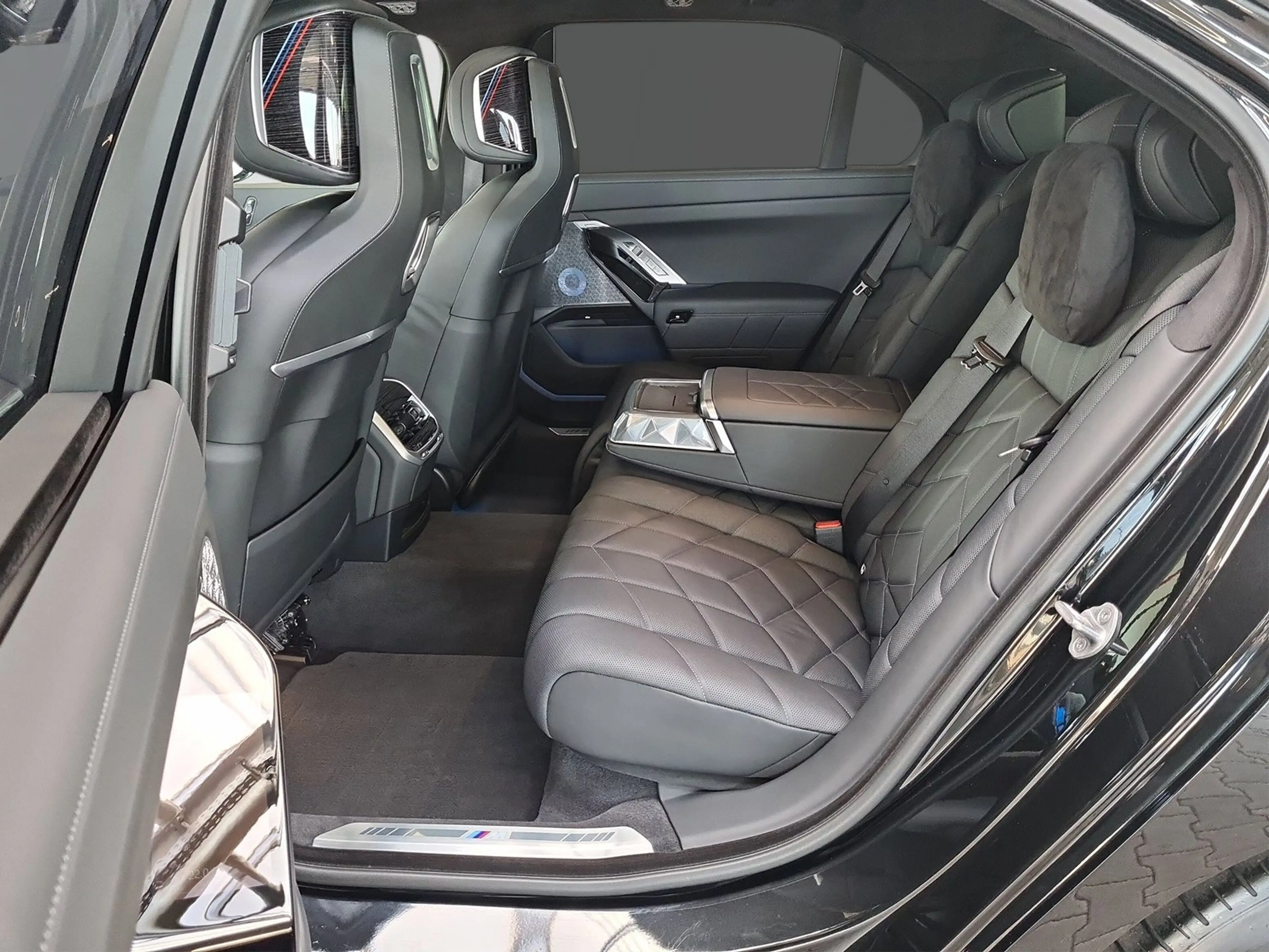 BMW i7 xDrive60 Limousine M-Sport AHK B&W Surround uvm. — photo 13