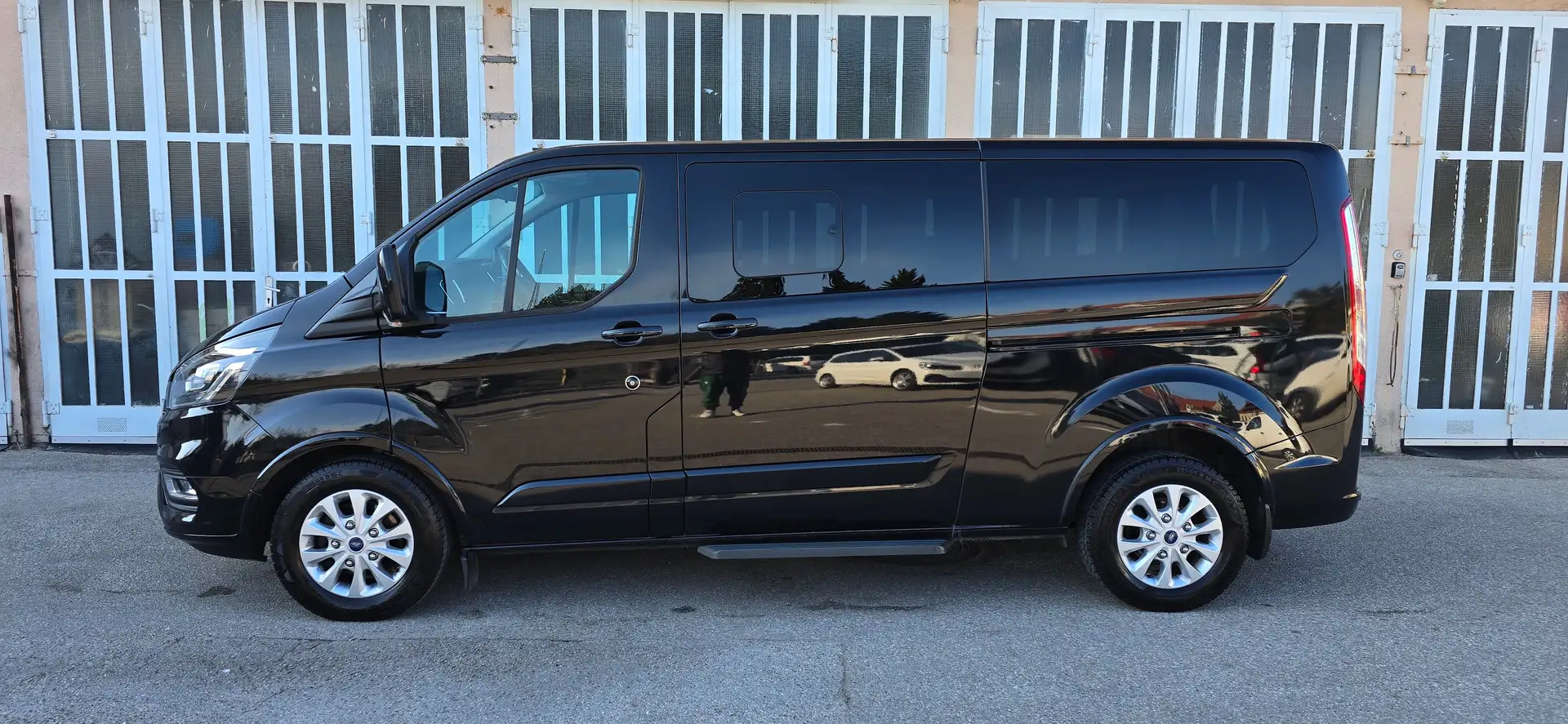 Ford Tourneo Custom 2,0 EcoBlue 320 L2 Titanium Aut. Mwst*Led*Navi*AHK Fekete - 2