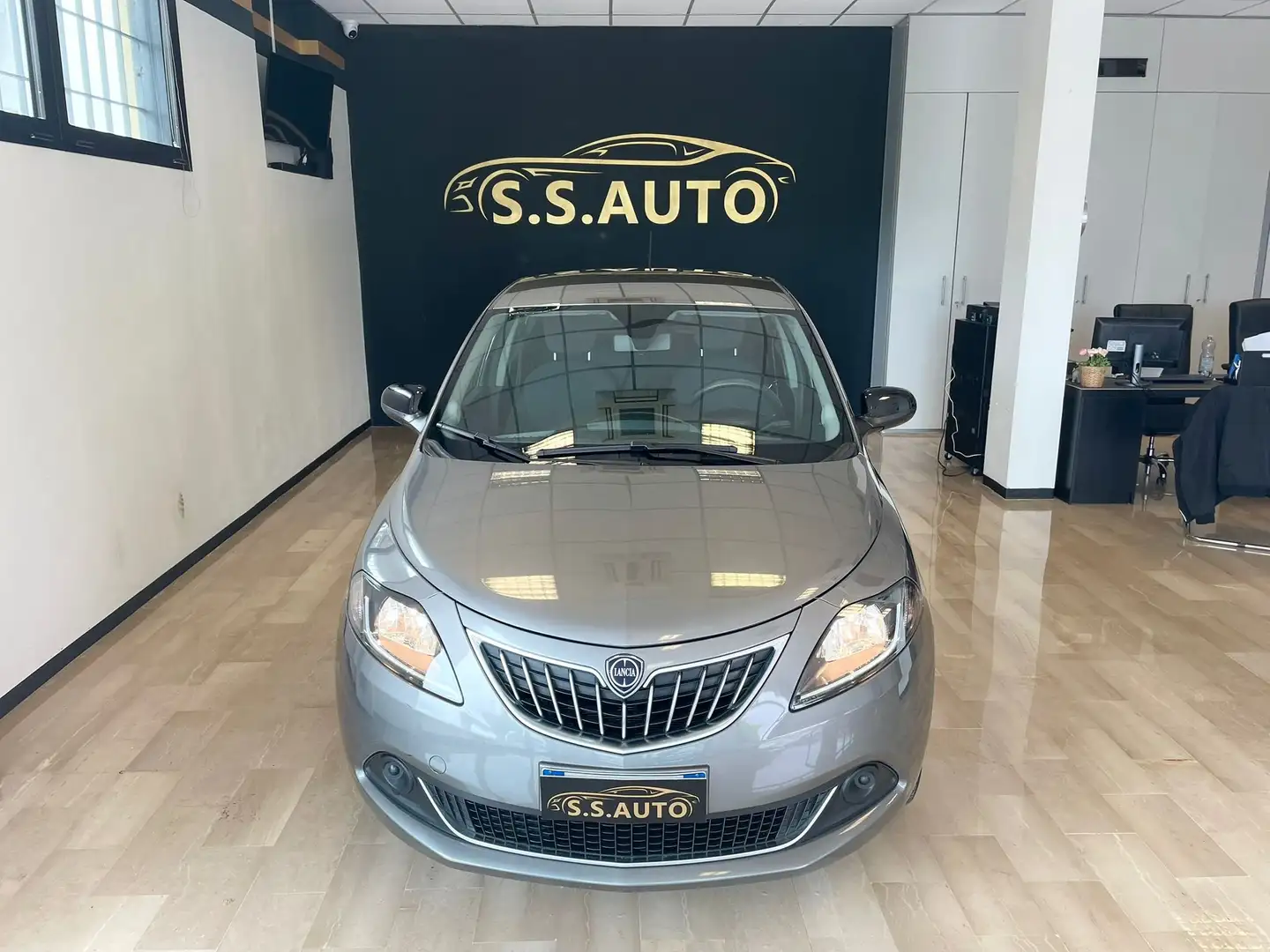 Lancia Ypsilon Ypsilon 1.0 hybrid NEOPATENTATI PREZZO REALE Gris - 2