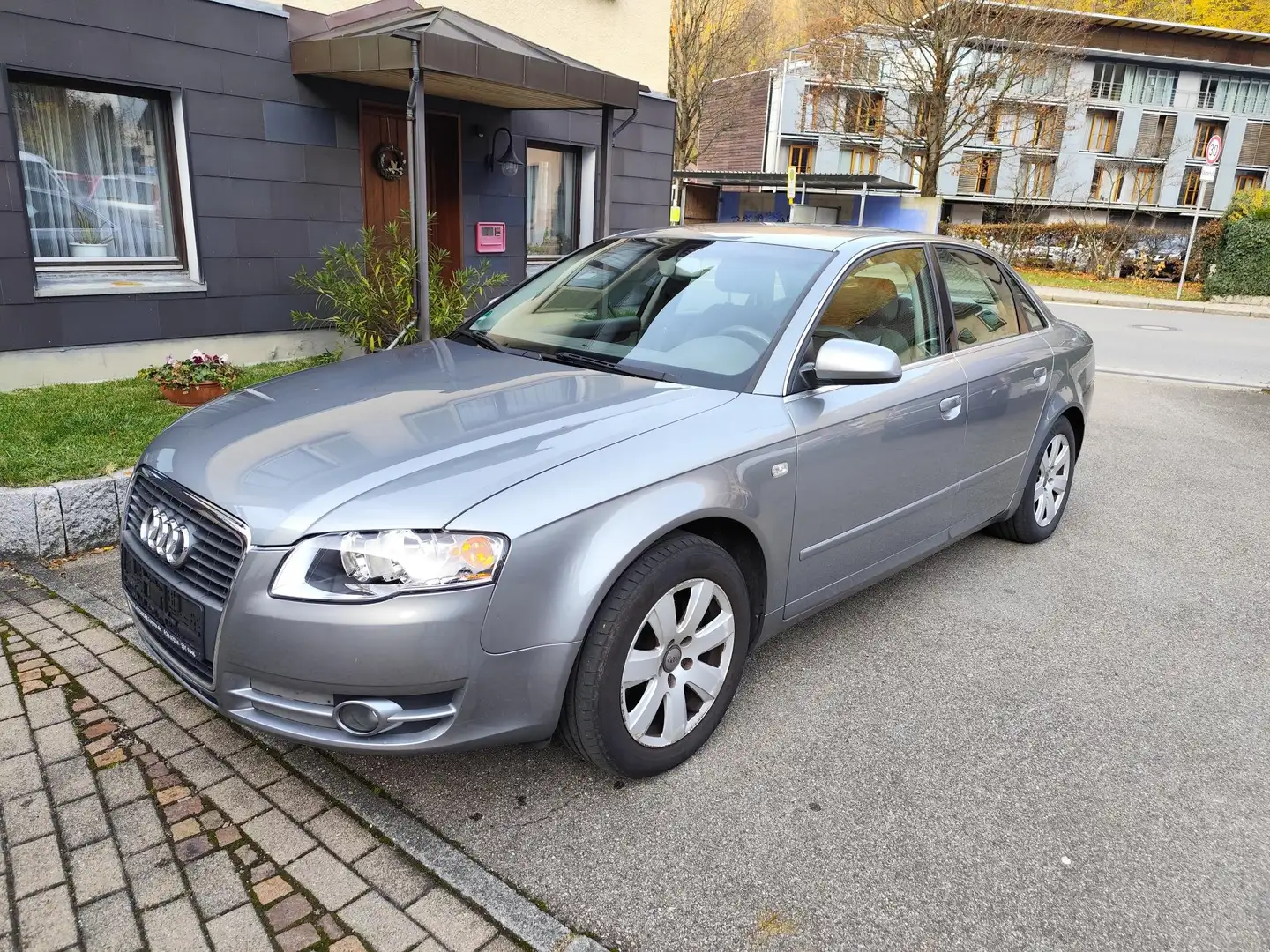 Audi A4 2.0 Automatik Grau - 1
