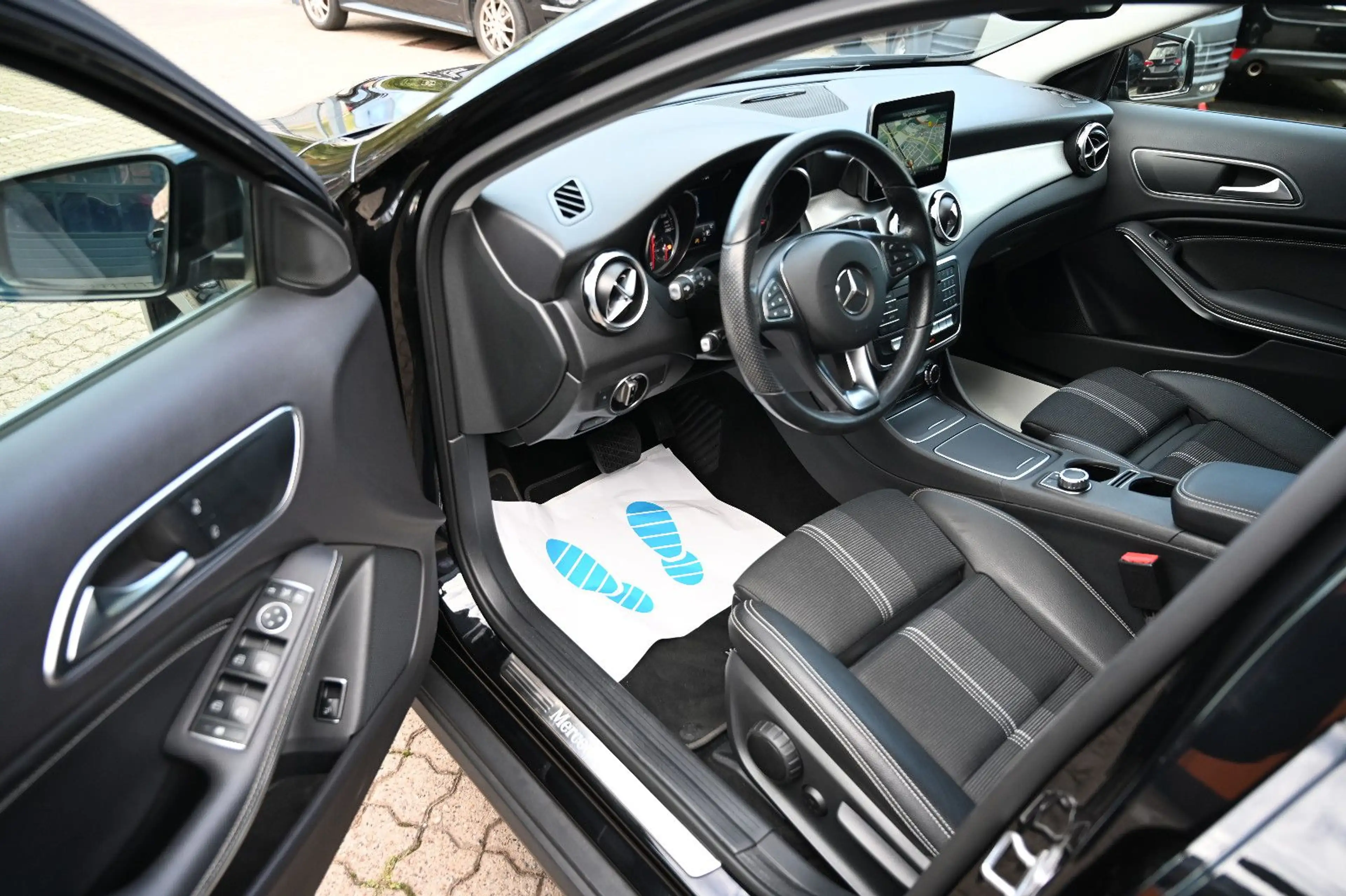 Mercedes-Benz GLA 180 Urban Leder Navi LED Sitzhz 2.Hd — photo 12