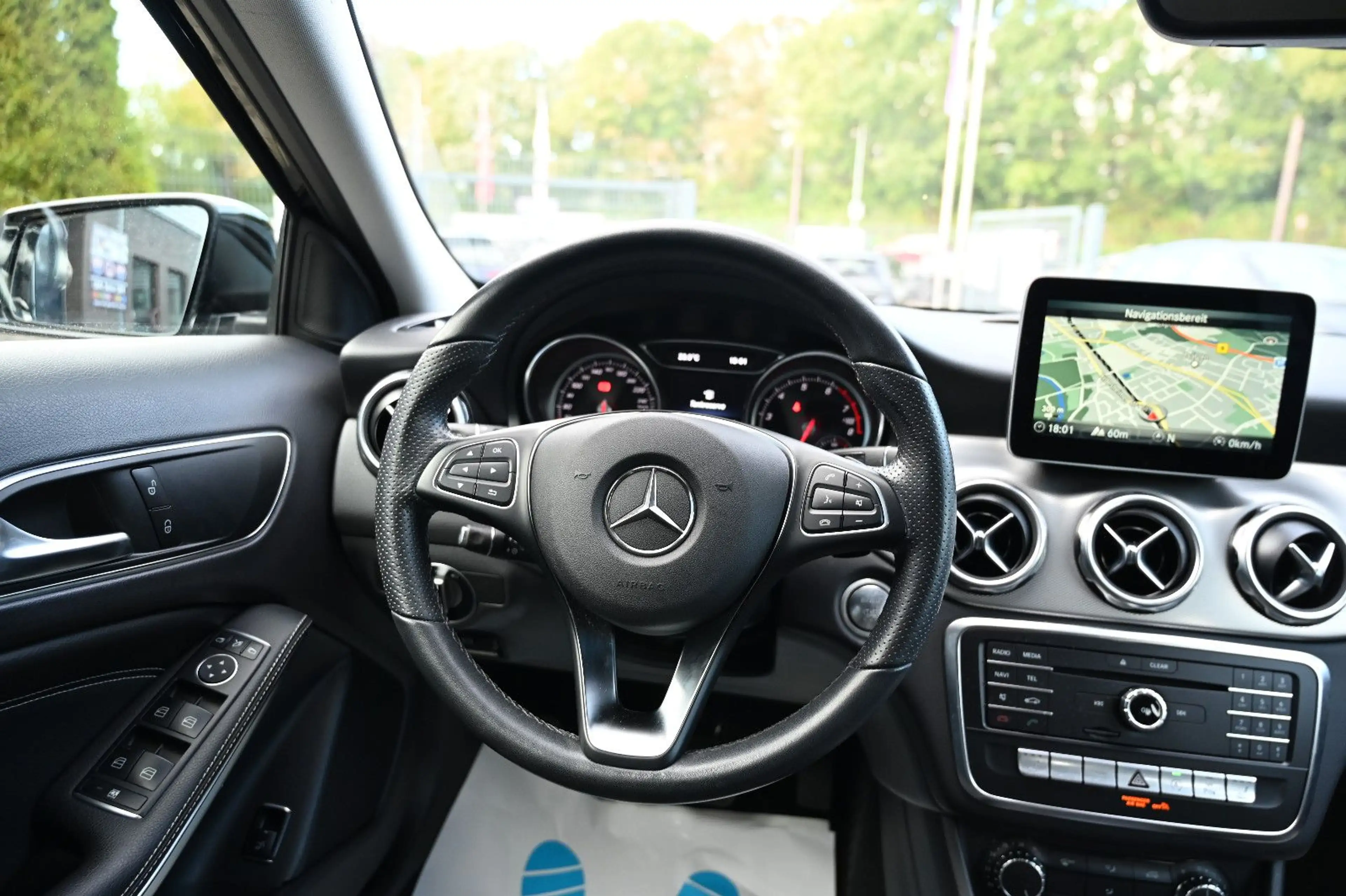 Mercedes-Benz GLA 180 Urban Leder Navi LED Sitzhz 2.Hd — photo 15