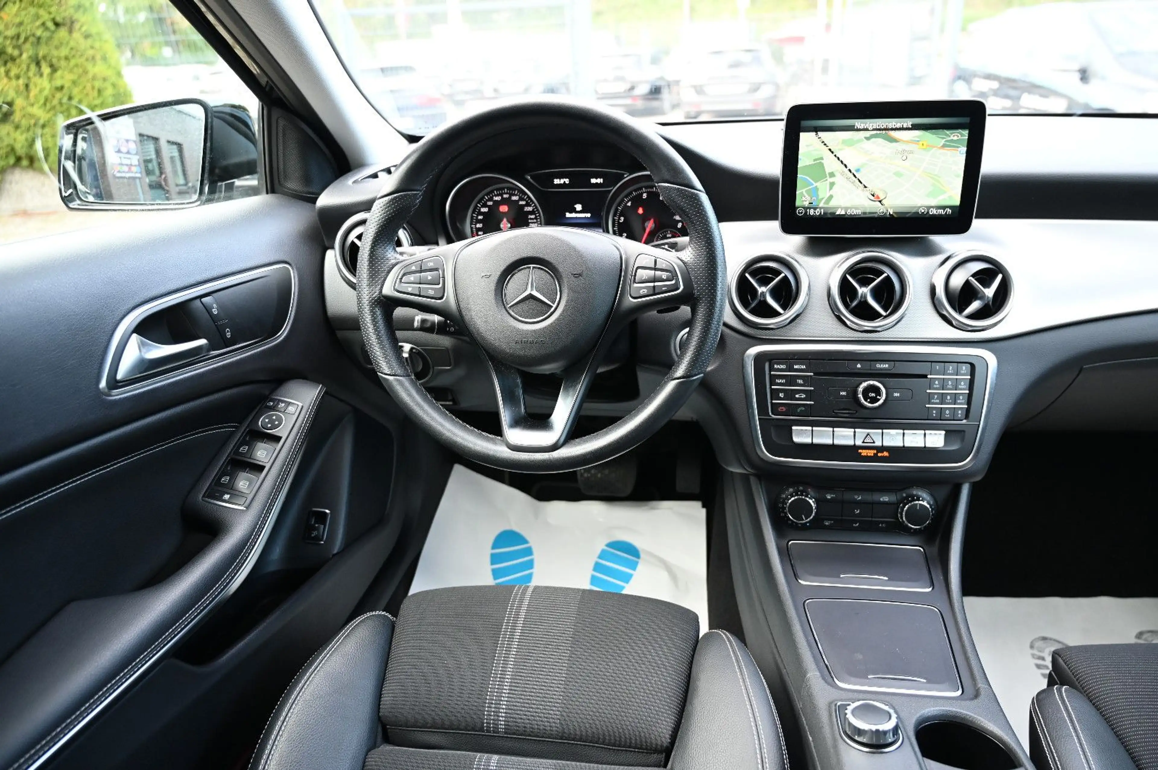 Mercedes-Benz GLA 180 Urban Leder Navi LED Sitzhz 2.Hd — photo 14