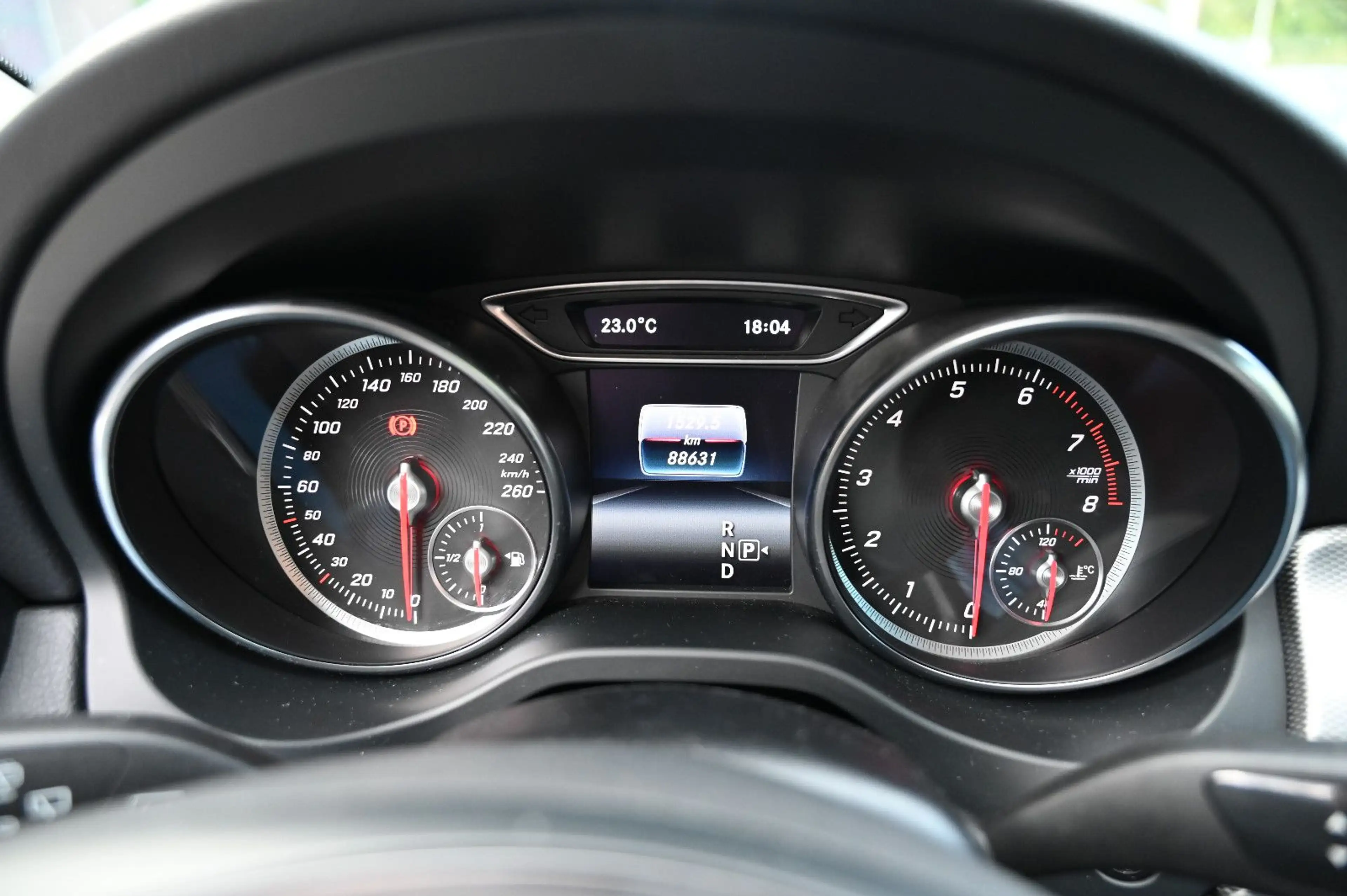 Mercedes-Benz GLA 180 Urban Leder Navi LED Sitzhz 2.Hd — photo 11