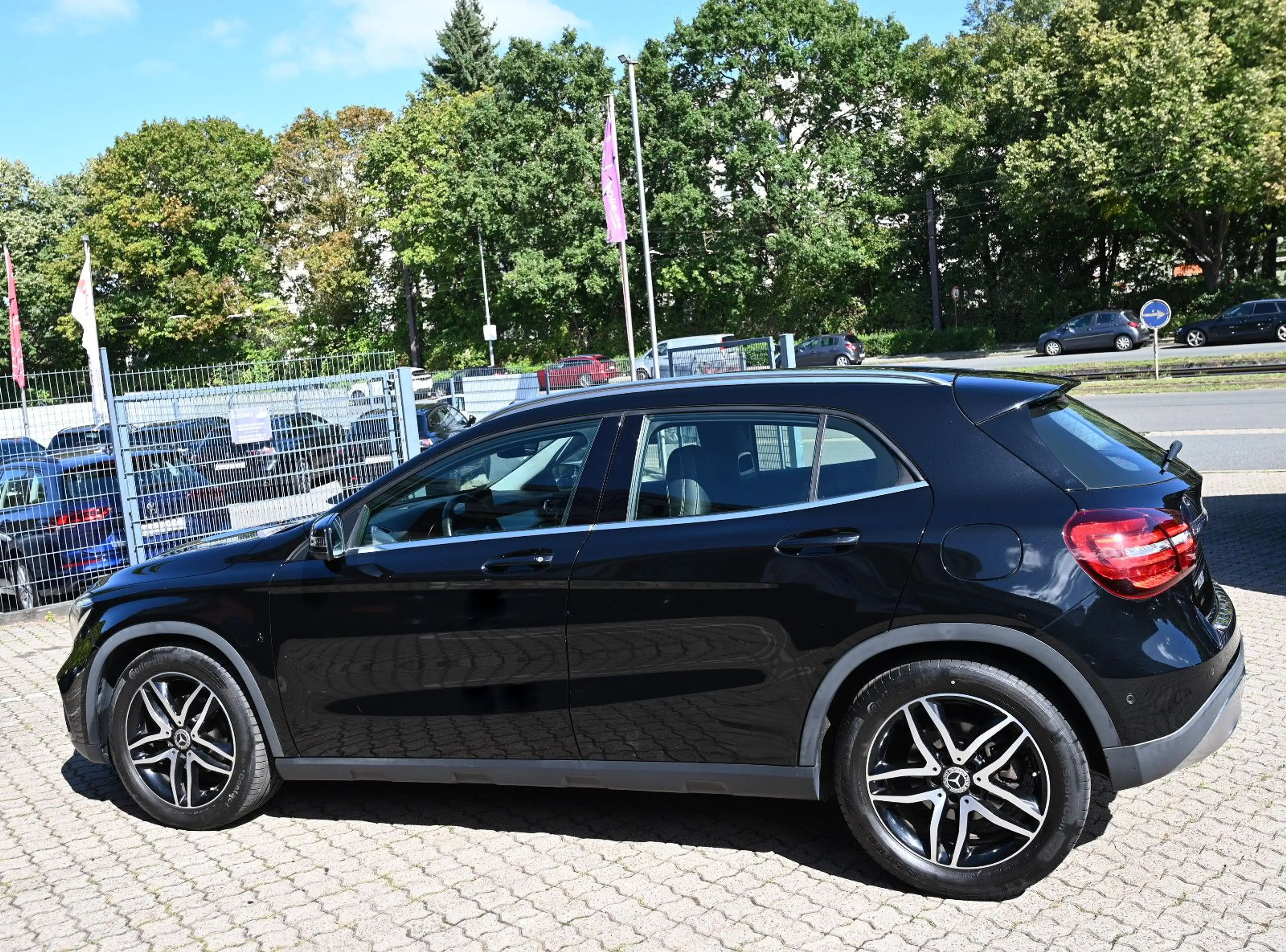 Mercedes-Benz GLA 180 Urban Leder Navi LED Sitzhz 2.Hd — photo 6