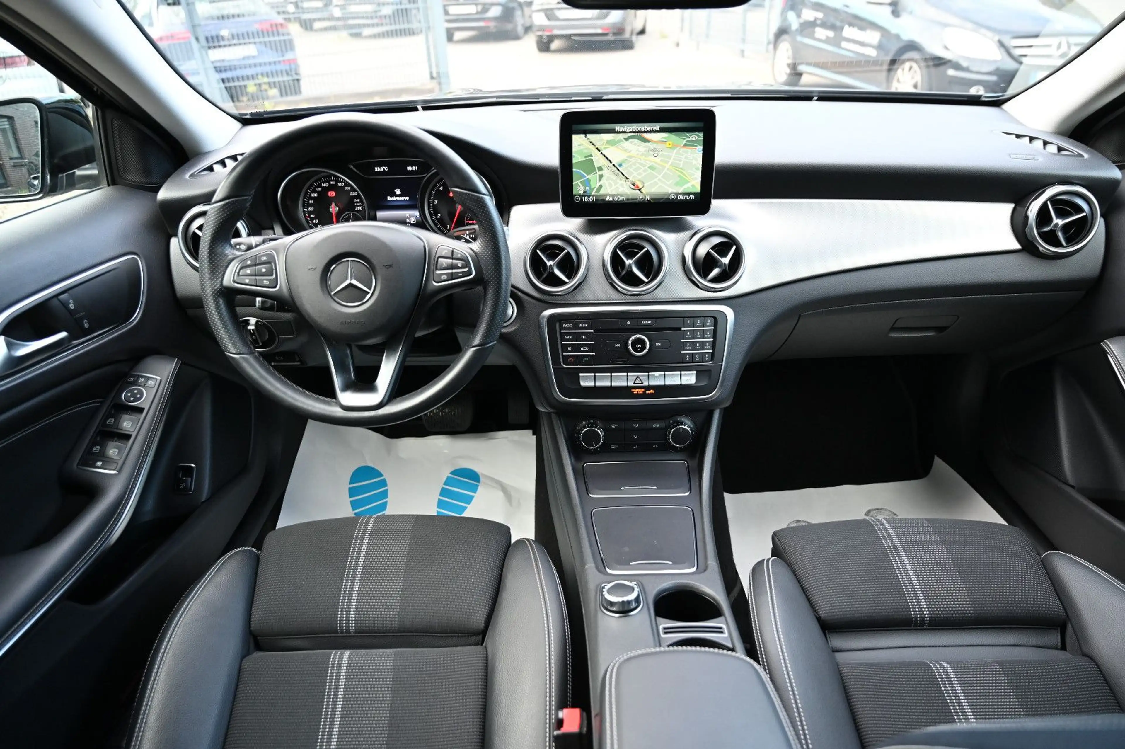 Mercedes-Benz GLA 180 Urban Leder Navi LED Sitzhz 2.Hd — photo 10
