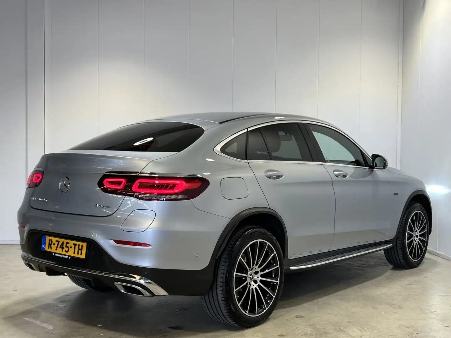 Mercedes-Benz GLC 300 Coupé 300e 4MATIC Business Solution AMG | Navigati Grijs - 2