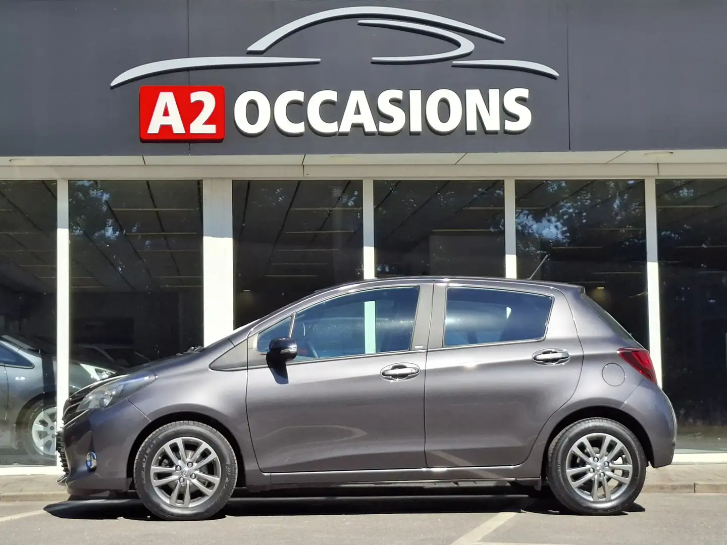Toyota Yaris 1.3 VVT-i 100pk Airco/Camera/Bluetooth/Stoelverwar Grijs - 2